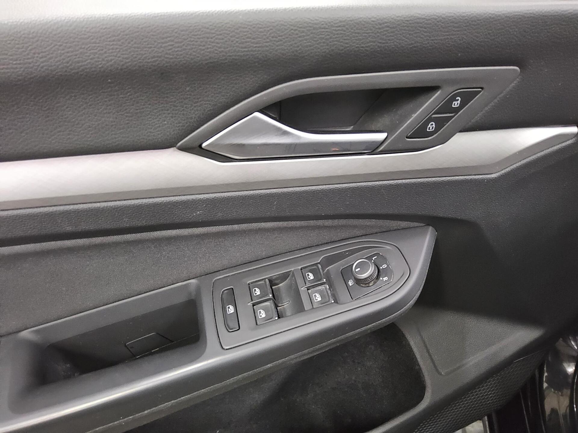 Volkswagen Golf-8 2.0 TDI Life Navi DC LED Shz ACC PDC AHK 10