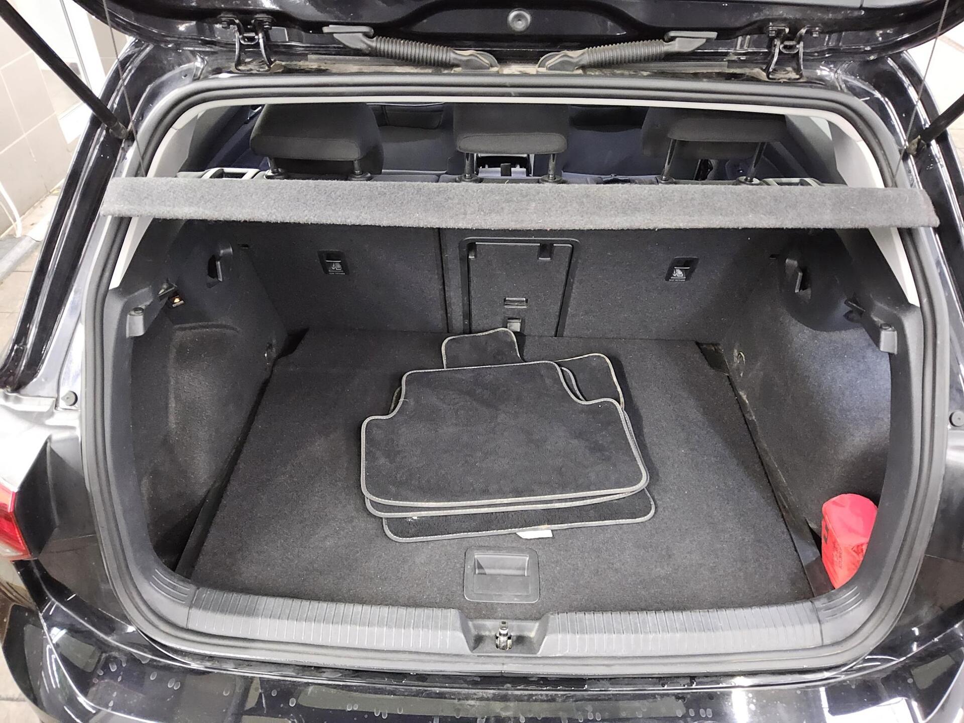 Volkswagen Golf-8 2.0 TDI Life Navi DC LED Shz ACC PDC AHK 12