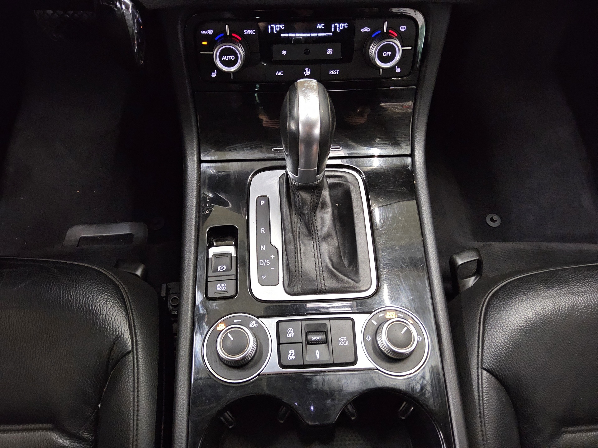 Volkswagen Touareg 3.0 TDI 4M R-Line Luft Leder Navi AHK 6