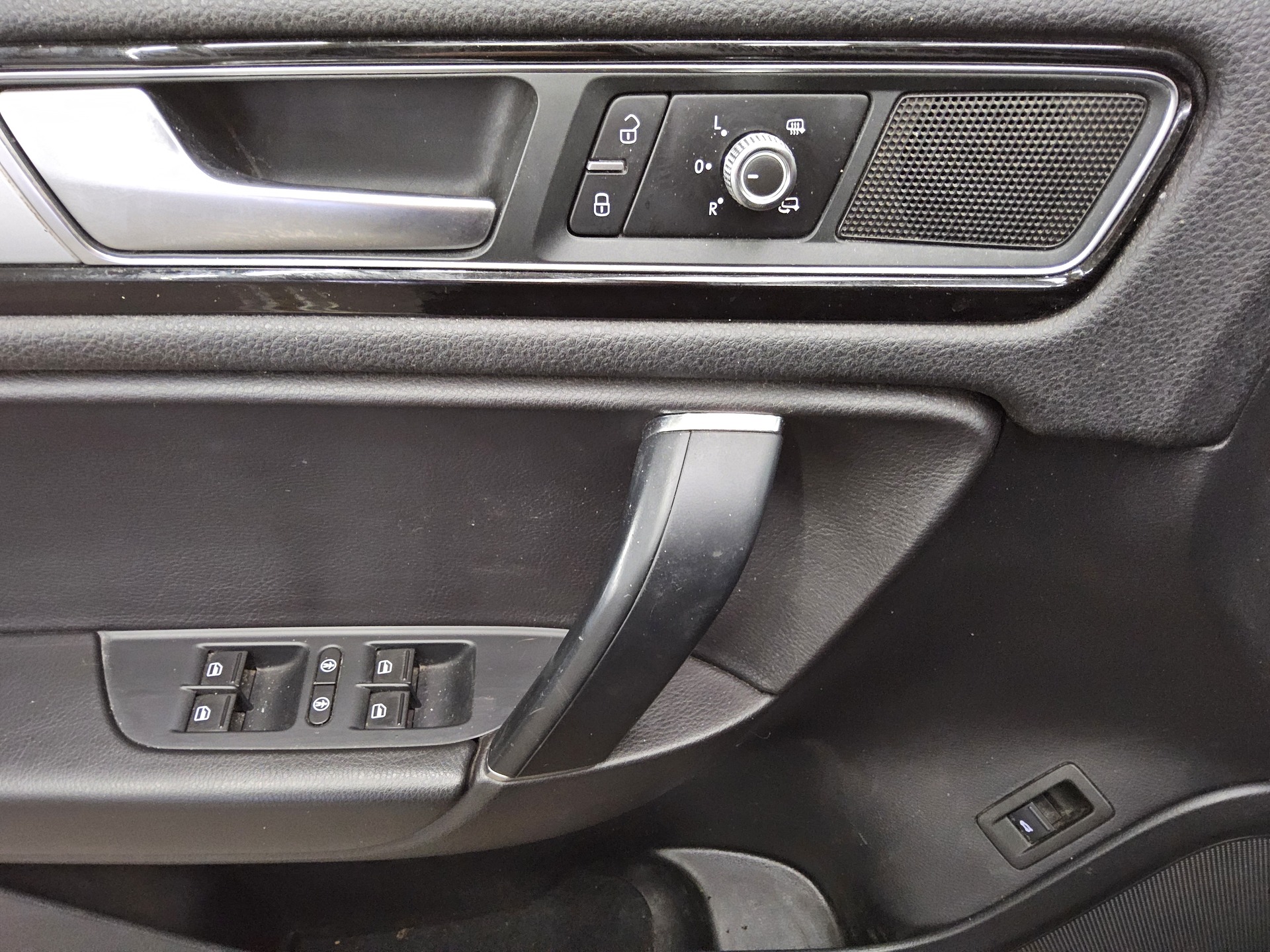 Volkswagen Touareg 3.0 TDI 4M R-Line Luft Leder Navi AHK 9