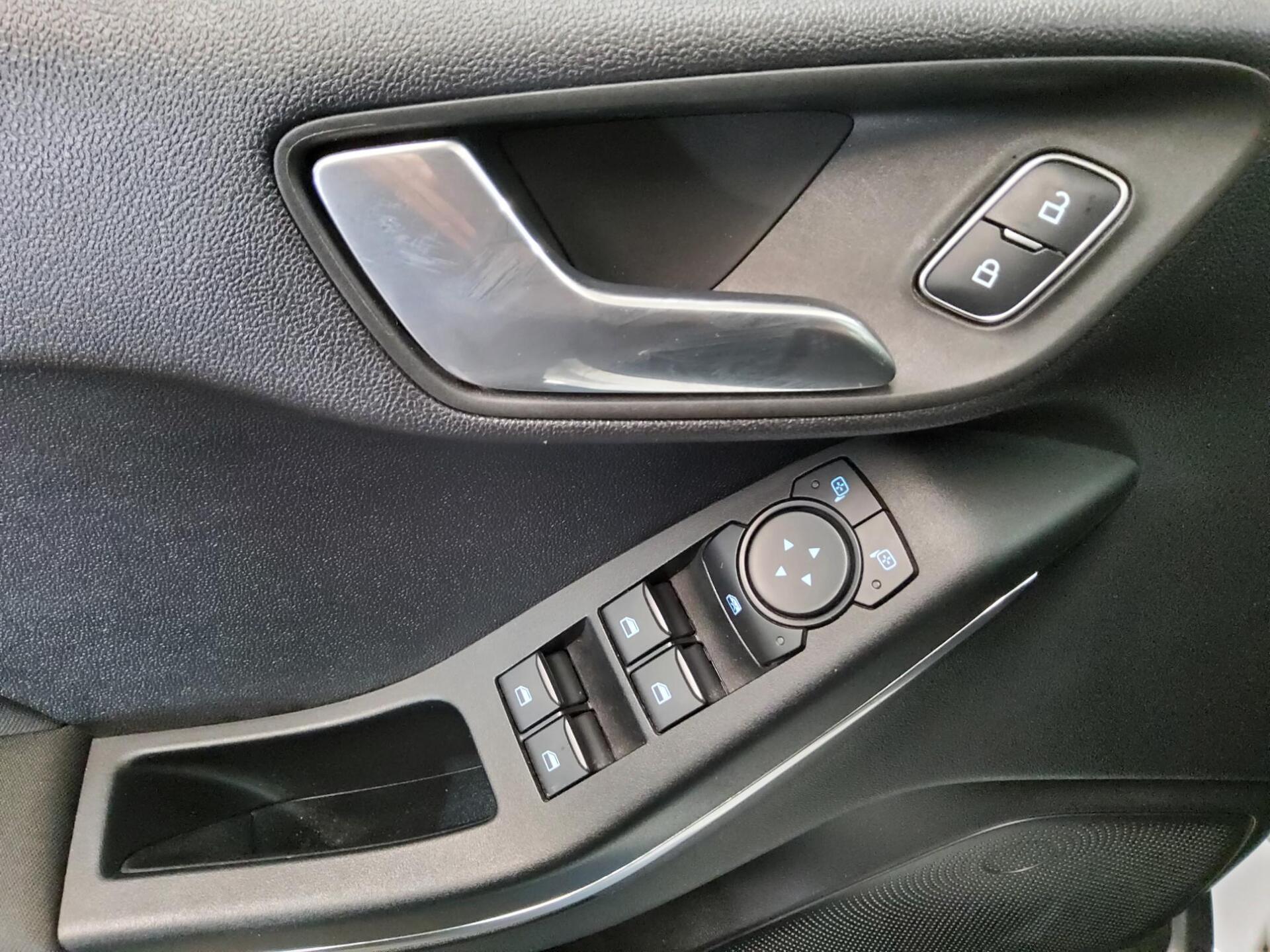 Ford Fiesta 1.0 EB Titanium LED Shz Tempomat PDC 9