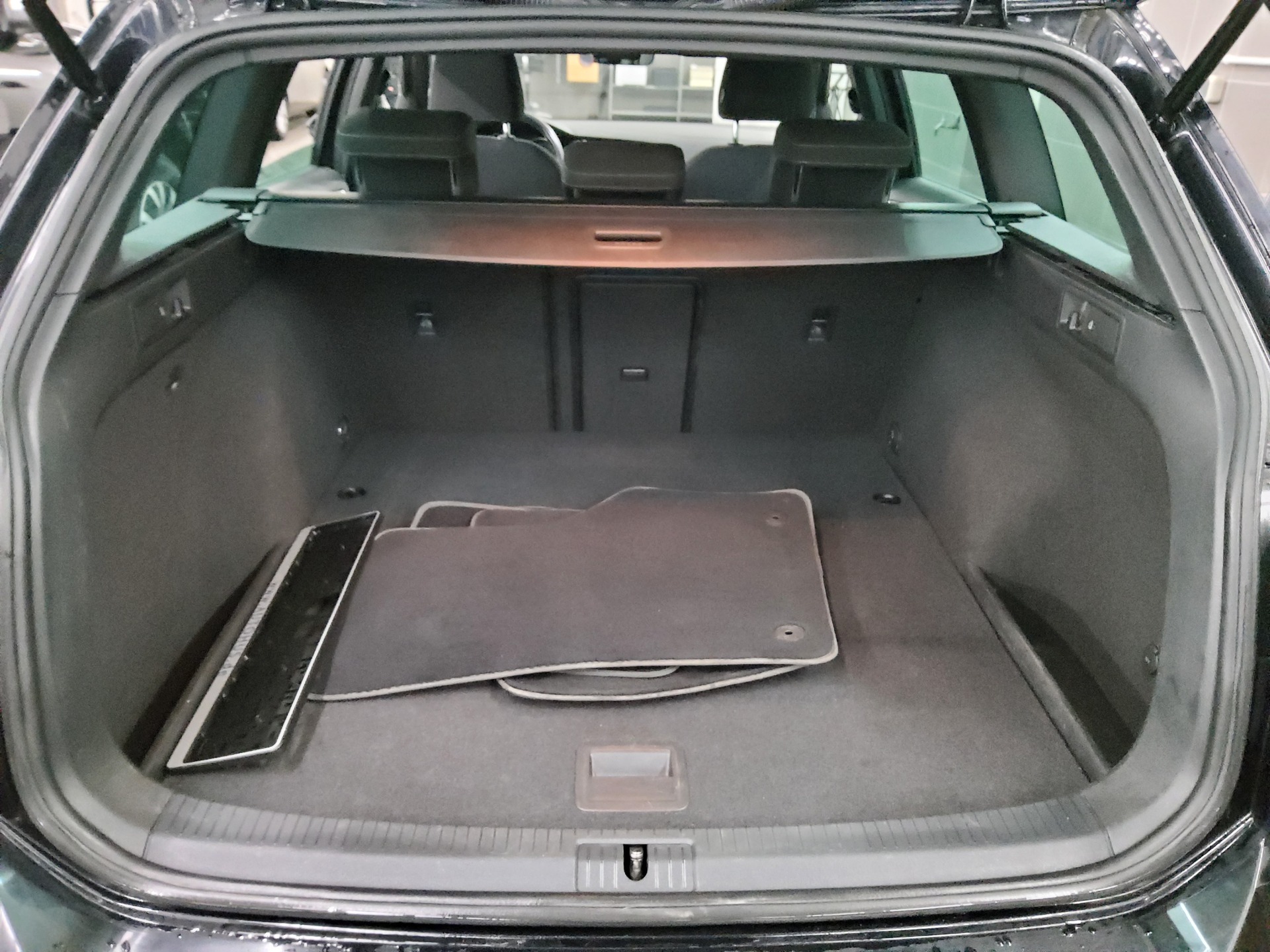 Volkswagen Golf-7 Var. 2.0 TDI R-Line LED AHK RfK ACC 12