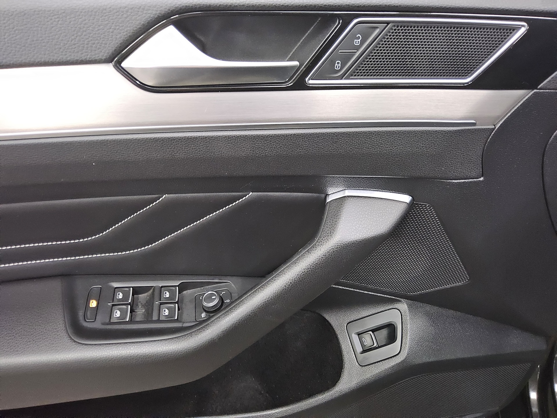 Volkswagen Passat Var. 2.0 TDI Elegance AHK DC Navi LED RFK 10