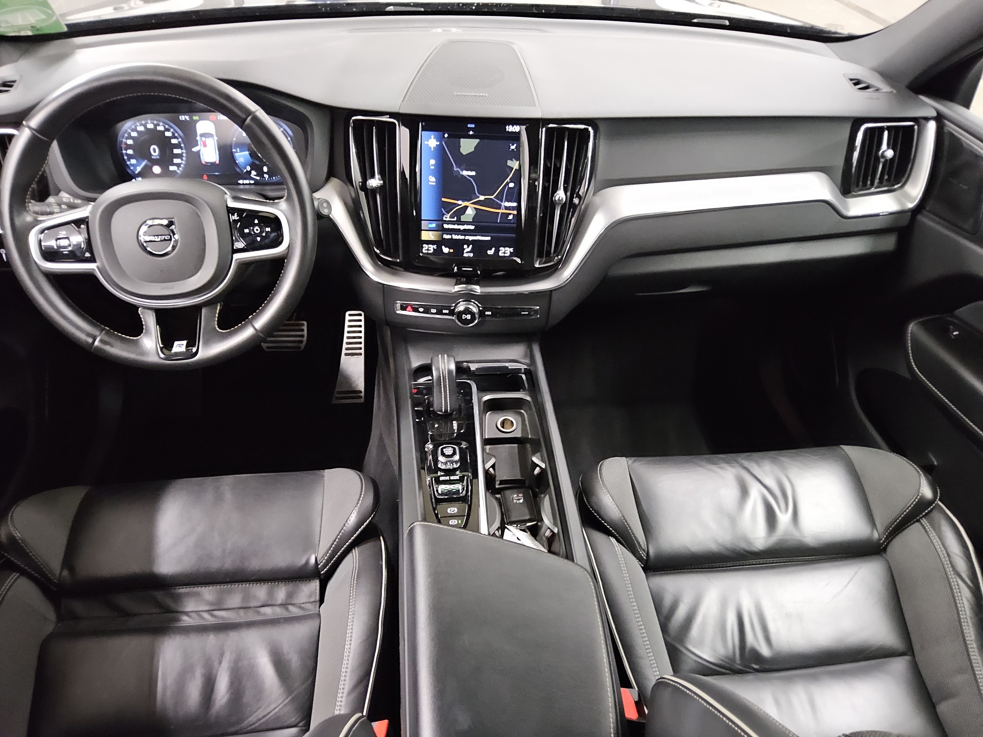 Volvo XC60 B5 AWD R-Design Navi LED+ H-K AHK RFK 5