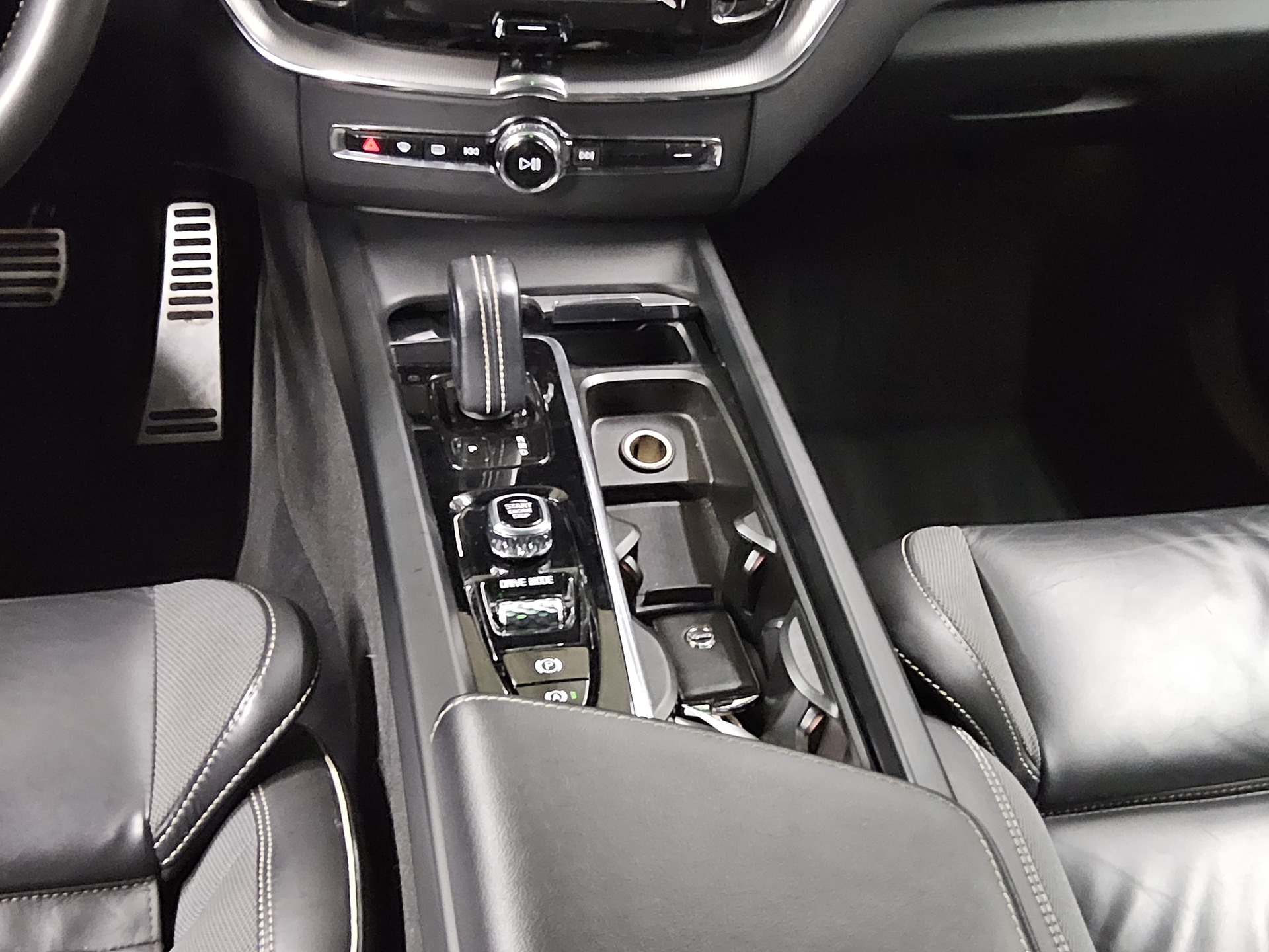 Volvo XC60 B5 AWD R-Design Navi LED+ H-K AHK RFK 6