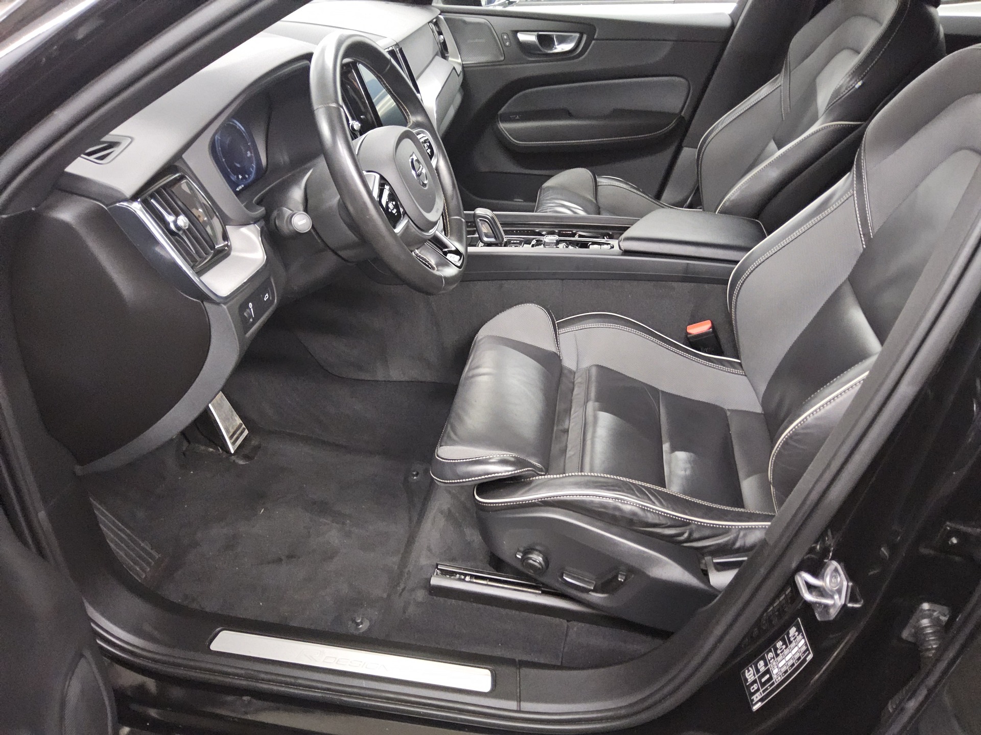 Volvo XC60 B5 AWD R-Design Navi LED+ H-K AHK RFK 9