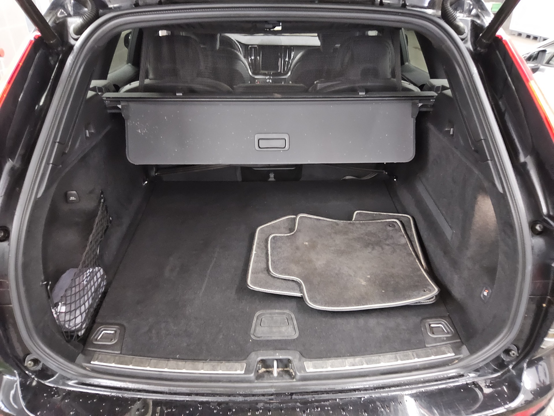 Volvo XC60 B5 AWD R-Design Navi LED+ H-K AHK RFK 12