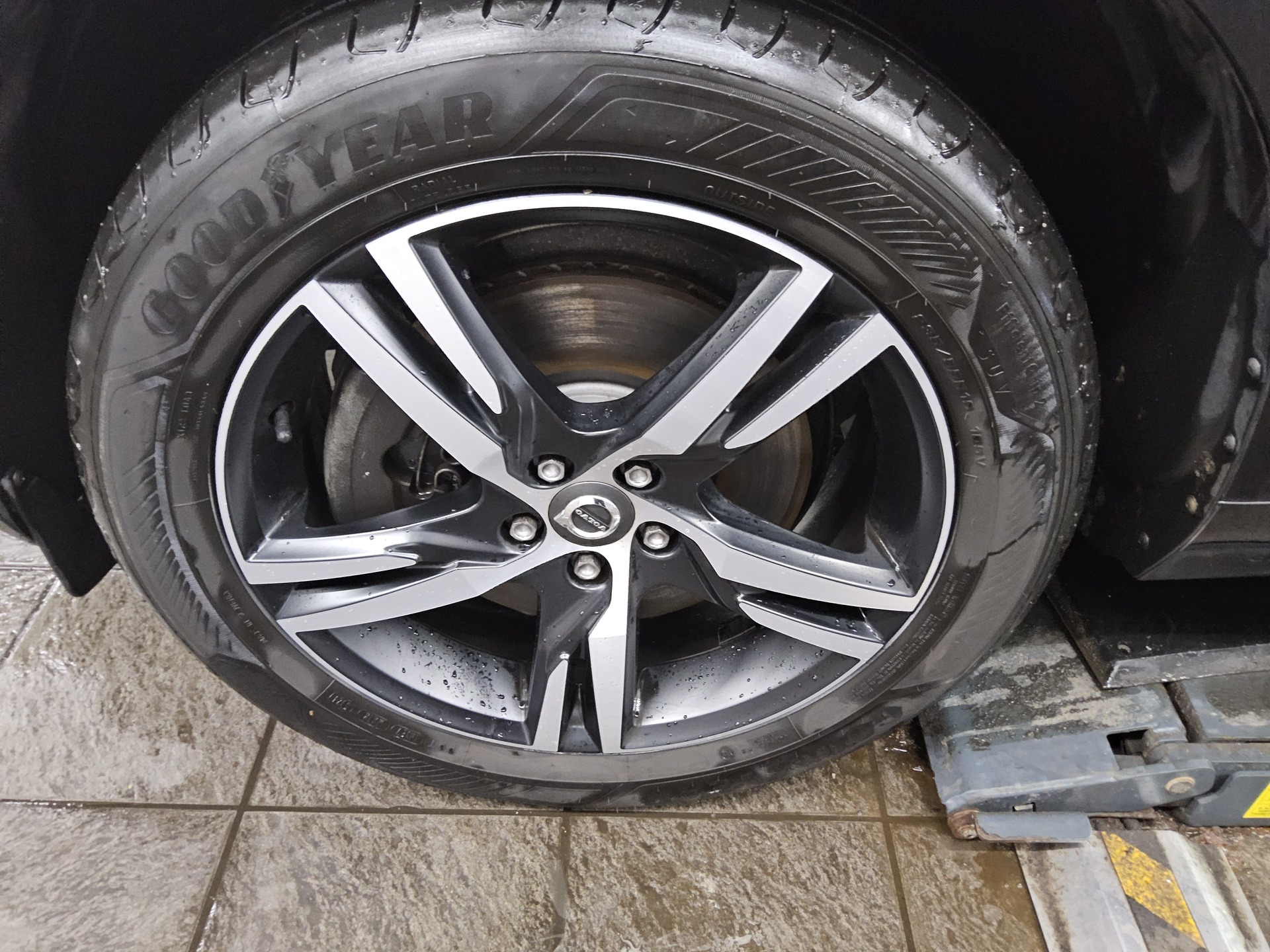 Volvo XC60 B5 AWD R-Design Navi LED+ H-K AHK RFK 11