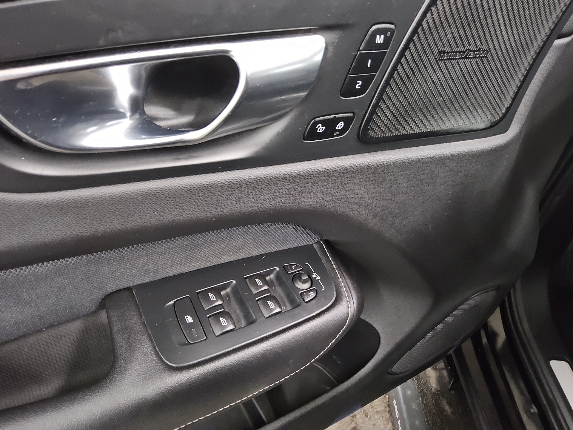 Volvo XC60 B5 AWD R-Design Navi LED+ H-K AHK RFK 10