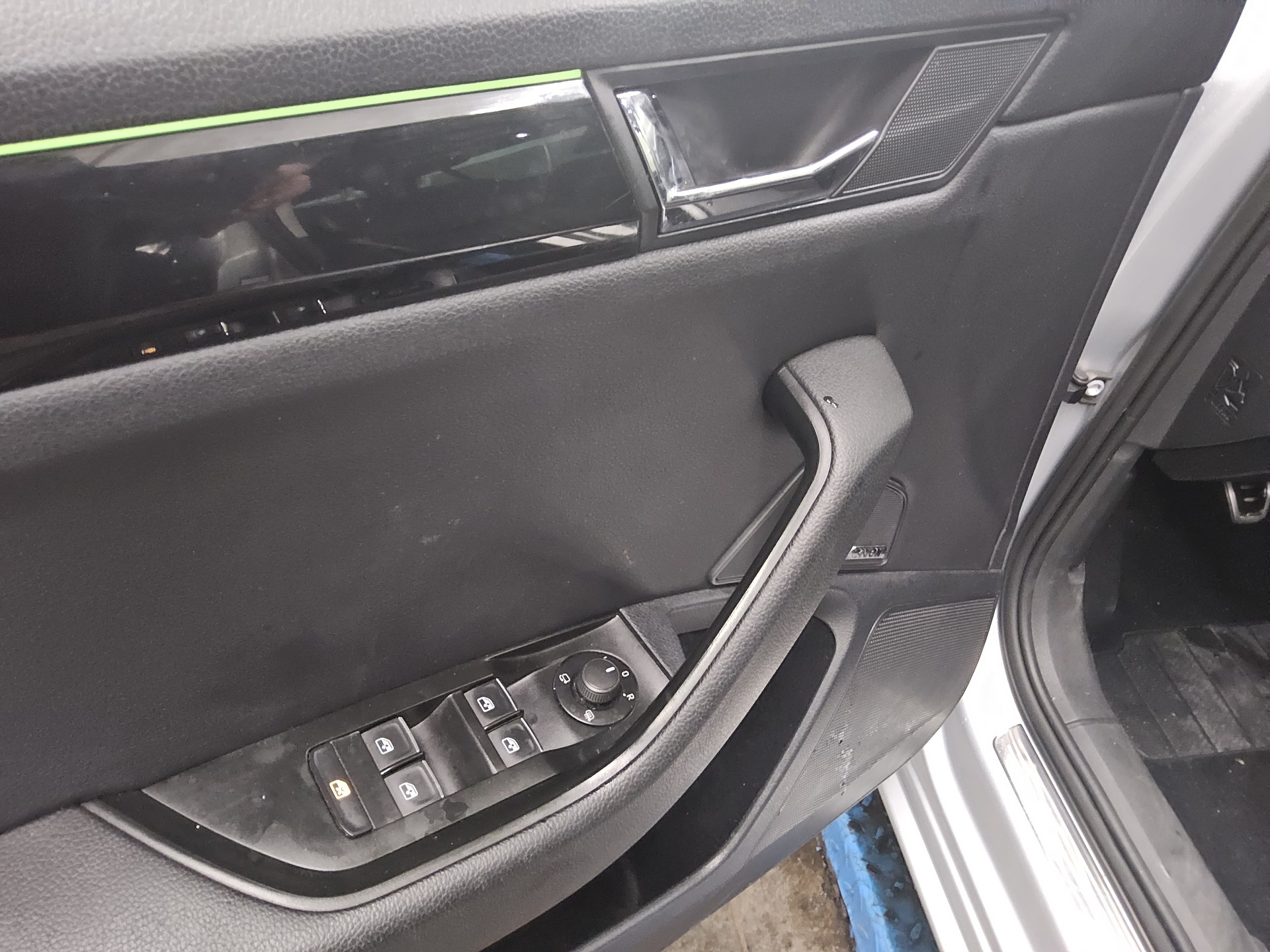 Skoda Superb Kombi 2.0 TDI L&K Leder Navi Xenon Pano 9