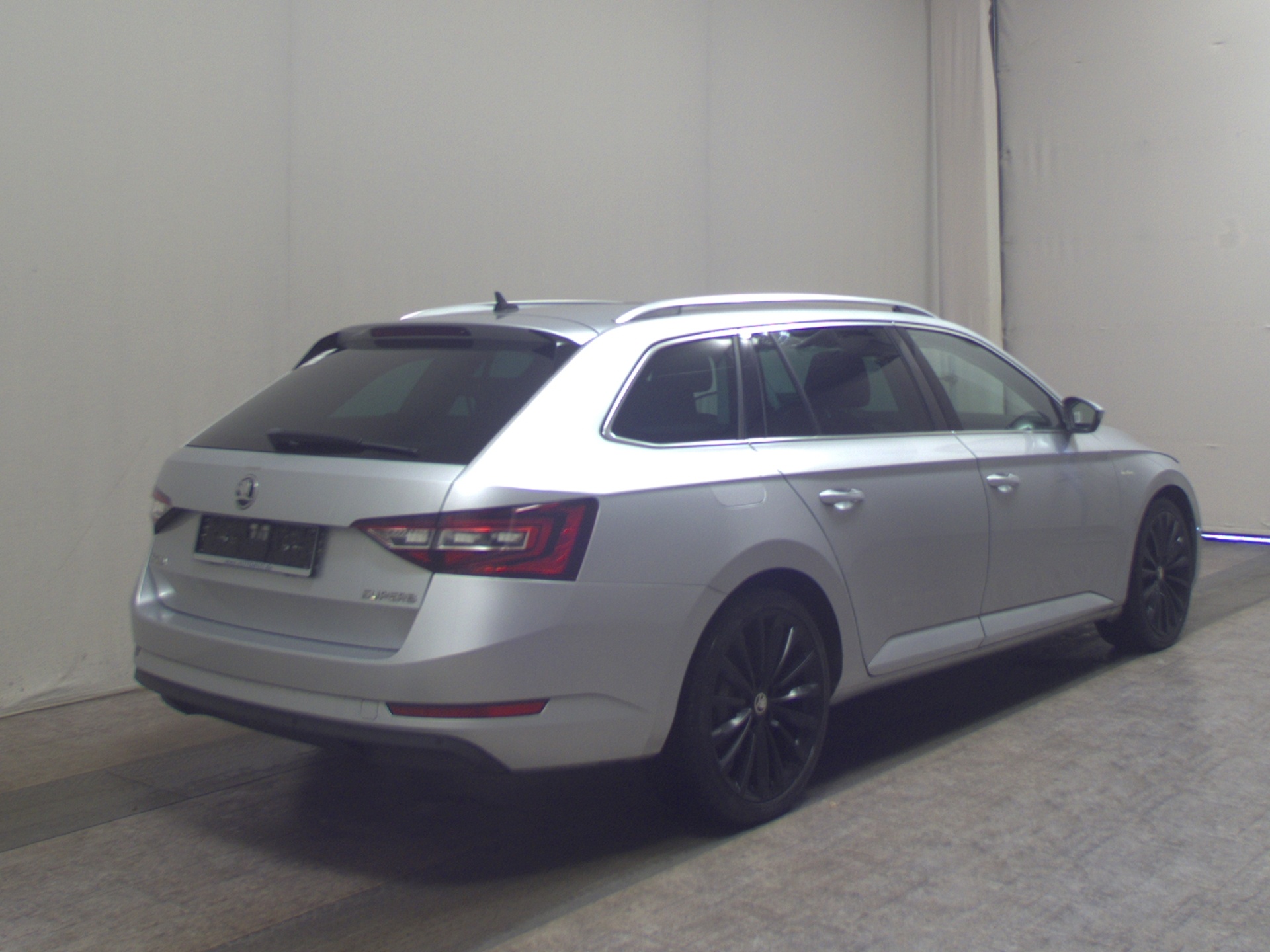Skoda Superb Kombi 2.0 TDI L&K Leder Navi Xenon Pano 4