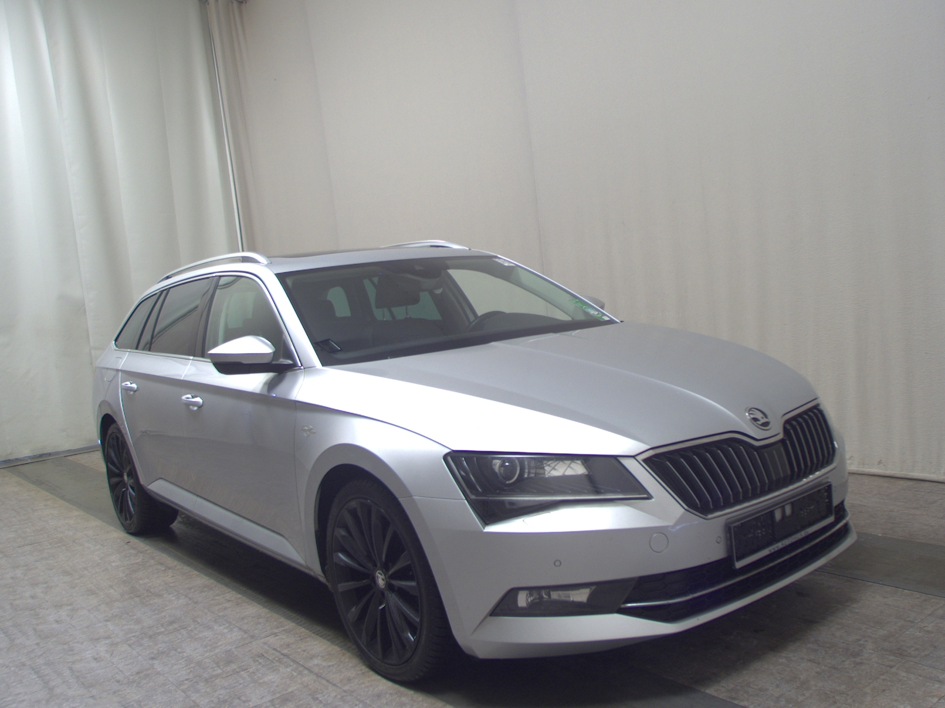 Skoda Superb Kombi 2.0 TDI L&K Leder Navi Xenon Pano 3