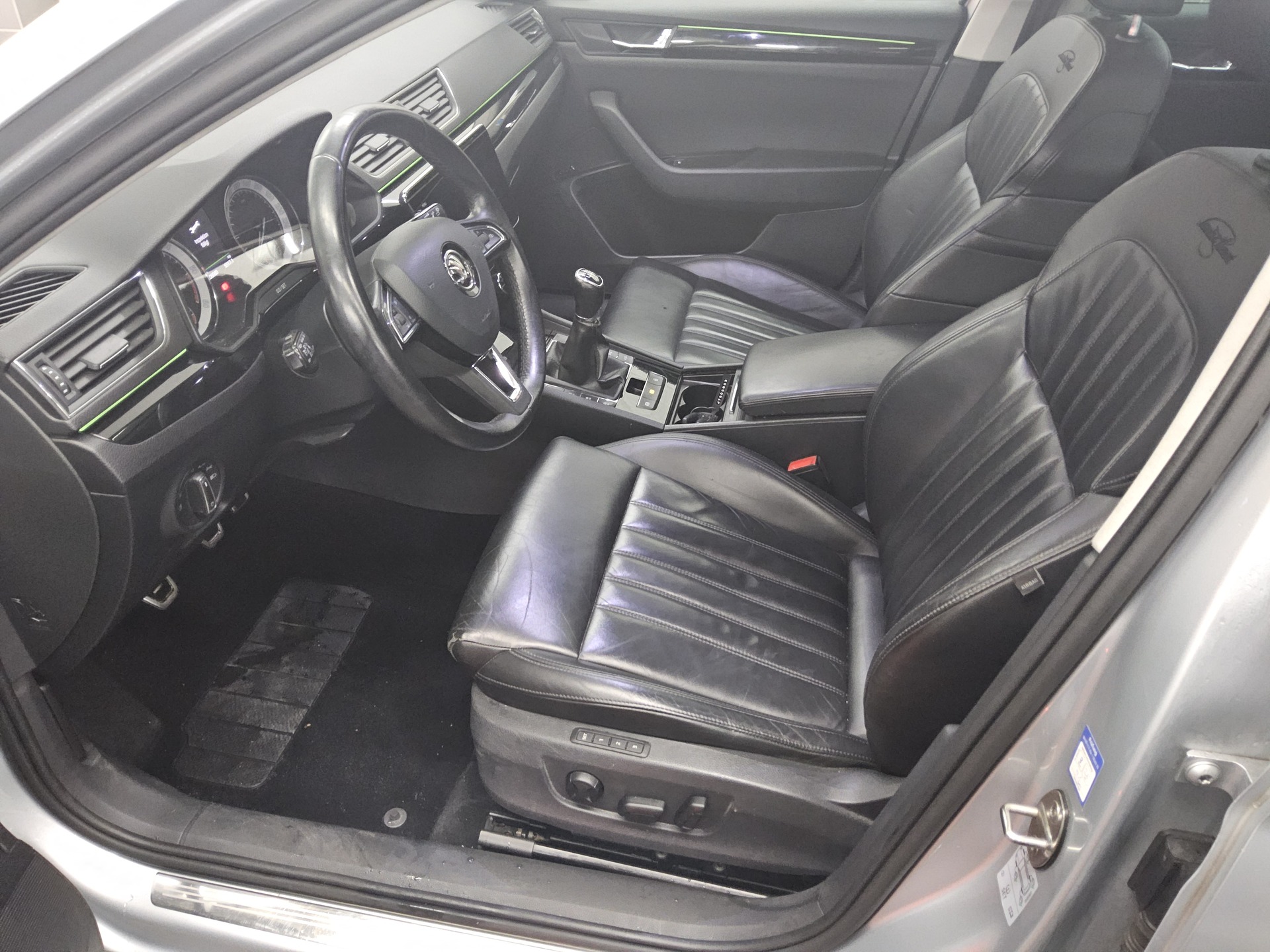 Skoda Superb Kombi 2.0 TDI L&K Leder Navi Xenon Pano 8