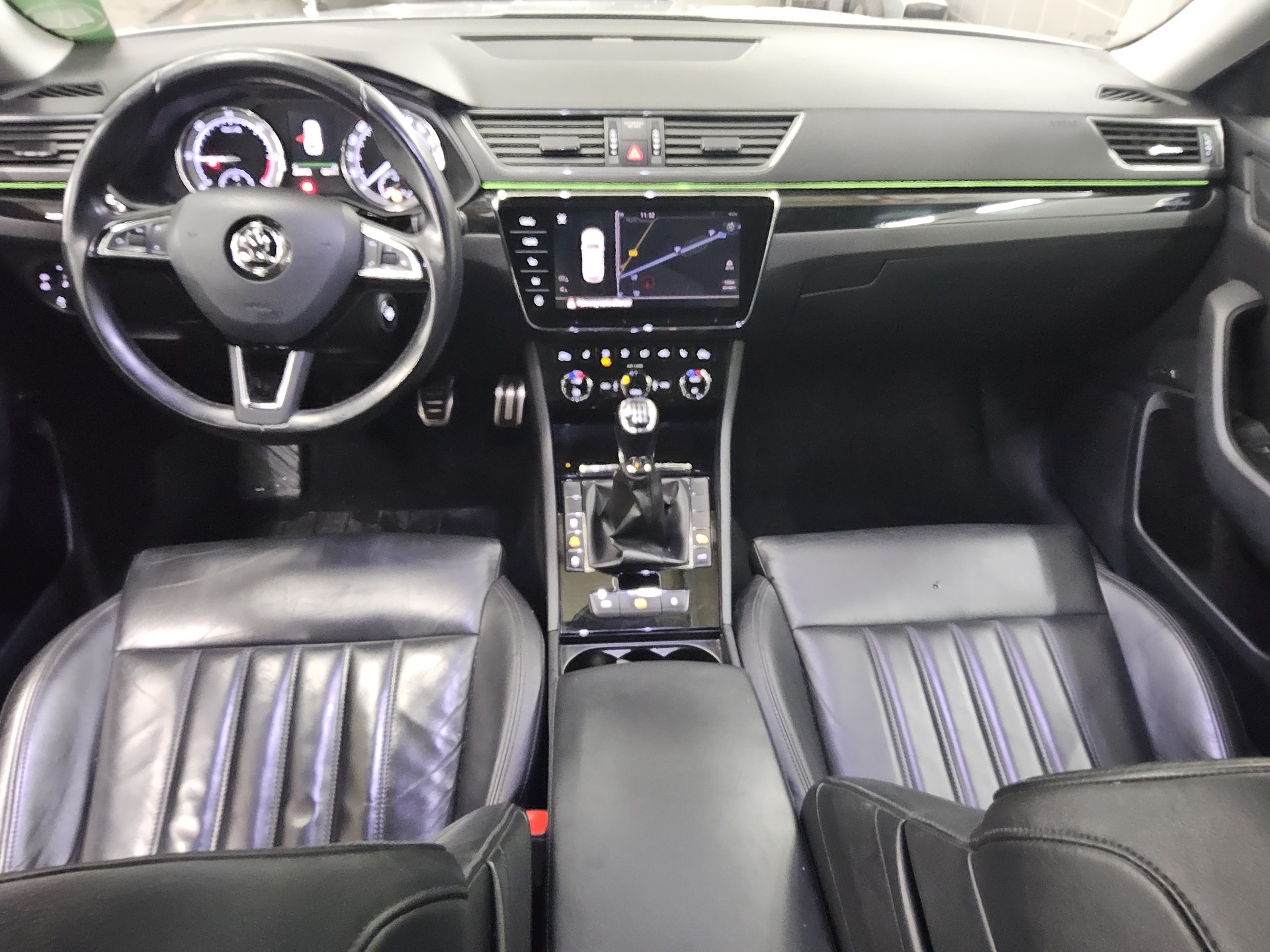 Skoda Superb Kombi 2.0 TDI L&K Leder Navi Xenon Pano 5