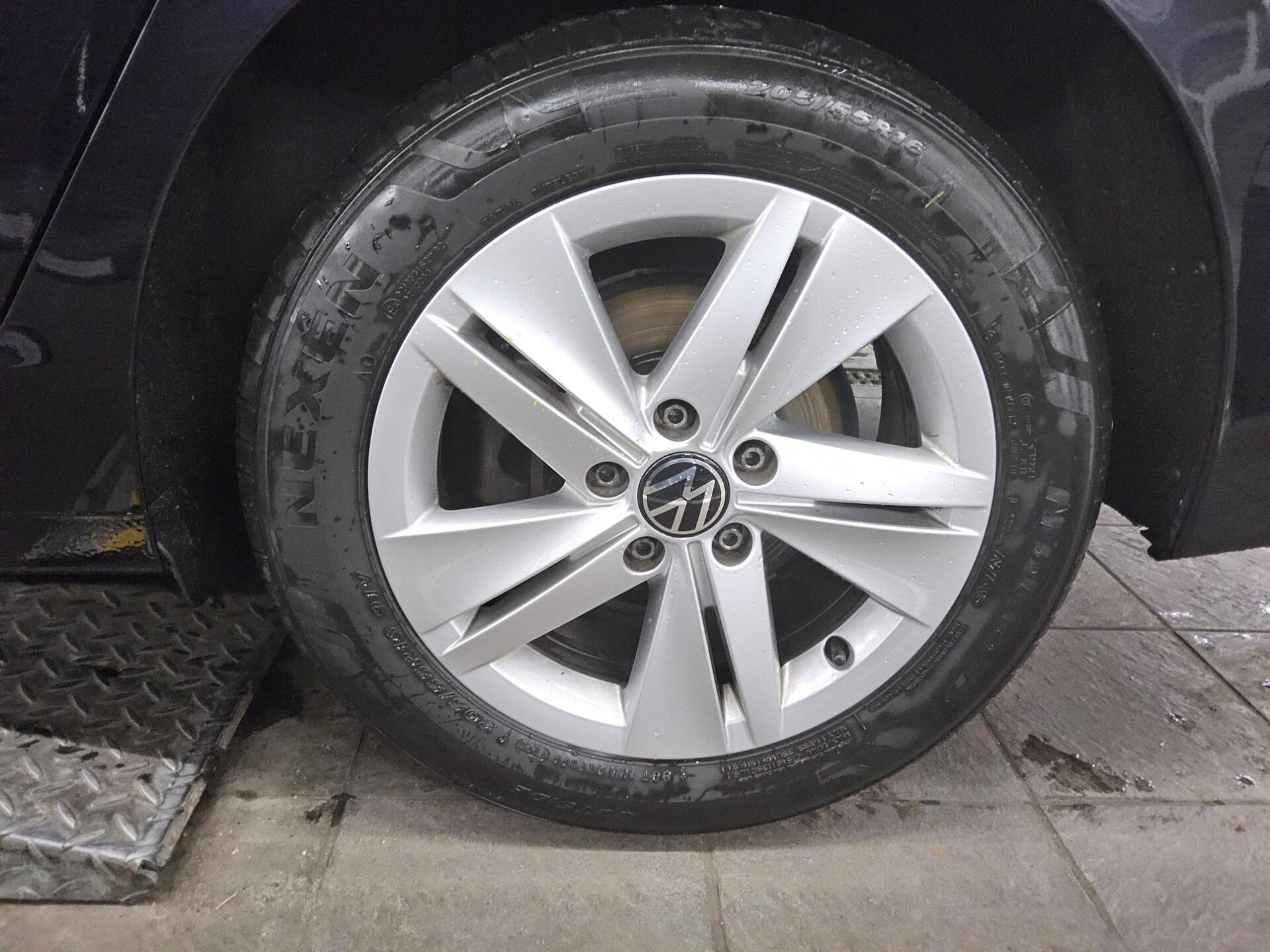 Volkswagen Golf-8 Var. 2.0 TDI Life Navi LED DC ACC Shz PDC 11