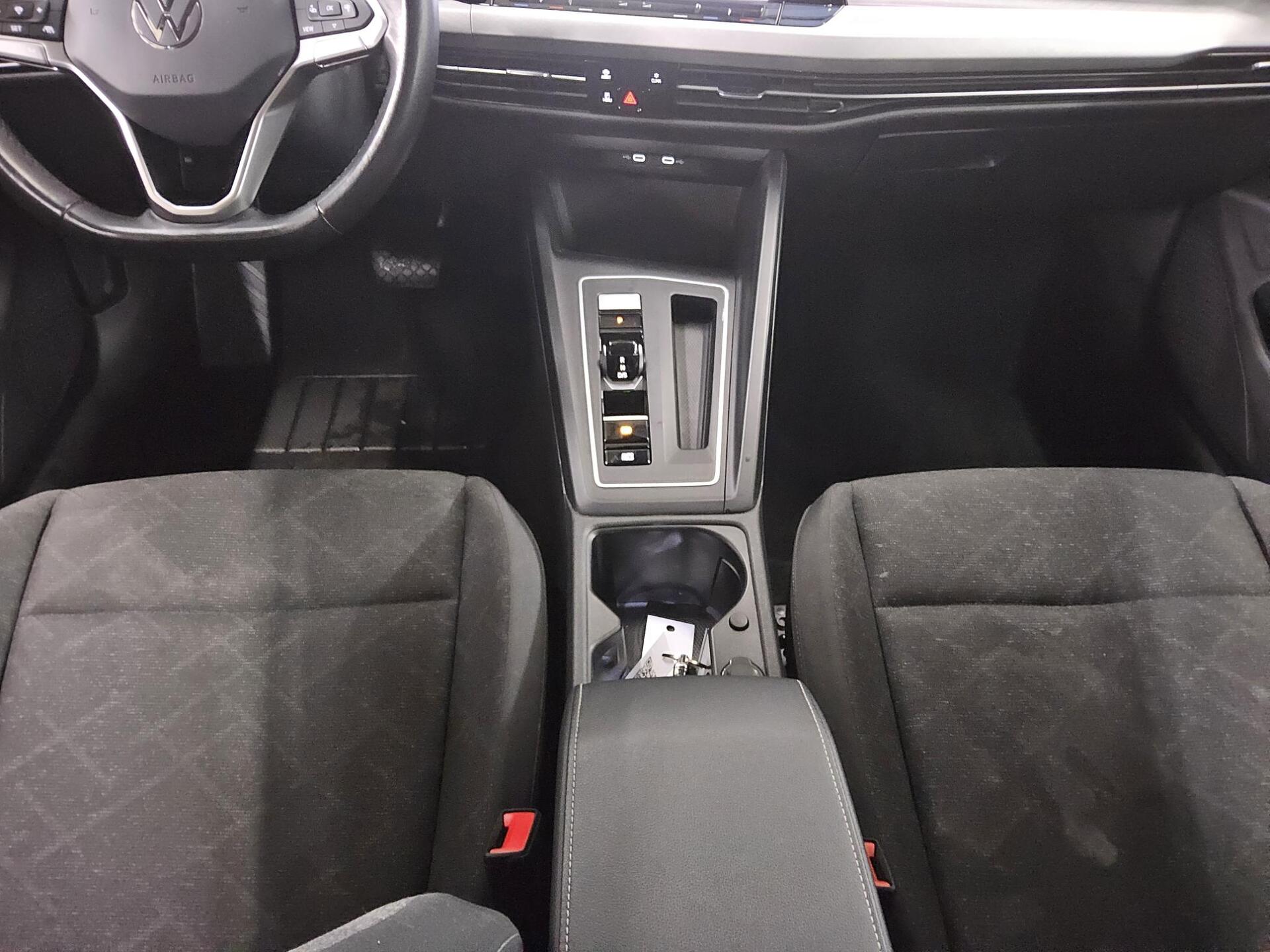 Volkswagen Golf-8 Var. 2.0 TDI Life Navi LED DC ACC Shz PDC 6