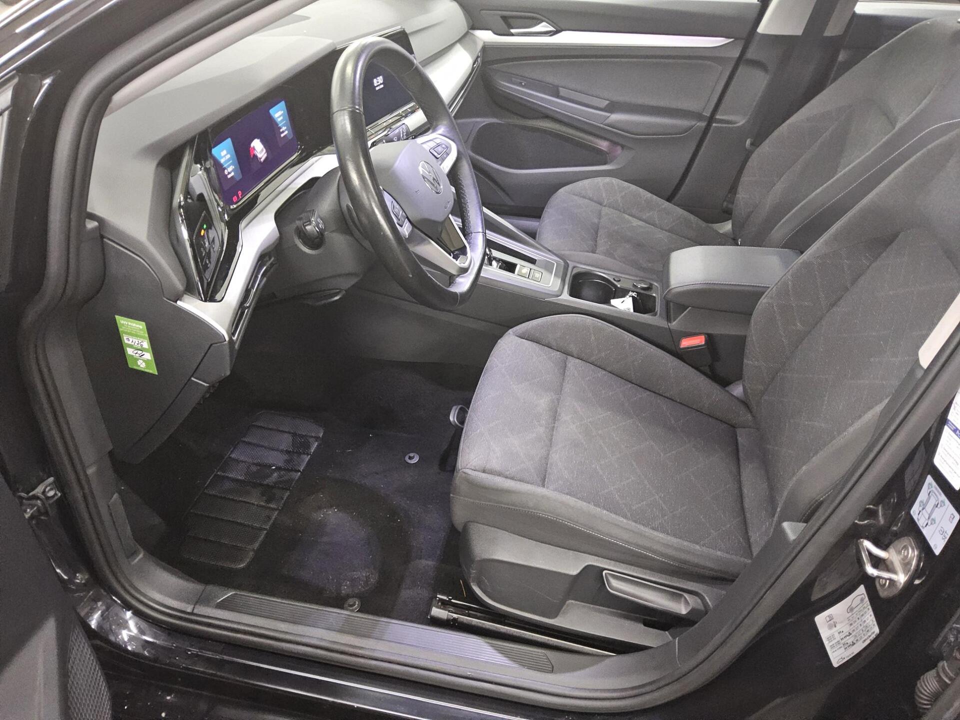 Volkswagen Golf-8 Var. 2.0 TDI Life Navi LED DC ACC Shz PDC 9