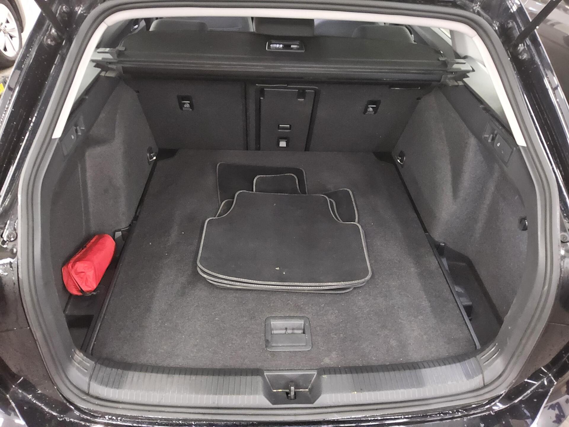 Volkswagen Golf-8 Var. 2.0 TDI Life Navi LED DC ACC Shz PDC 12