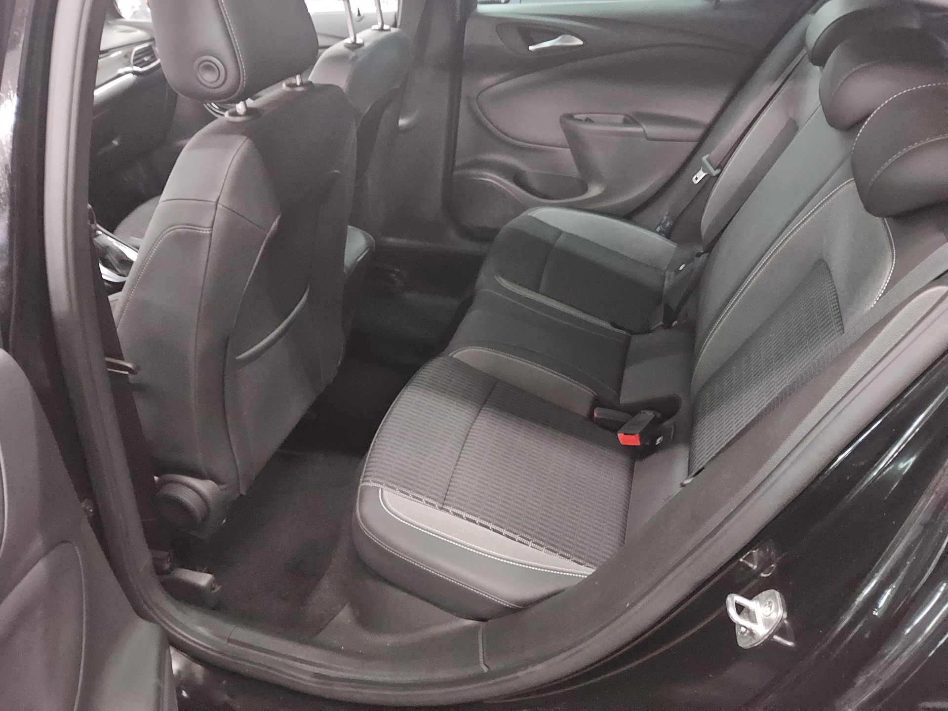 Opel Astra 1.5 D Business Ed. Navi LED RFK 12