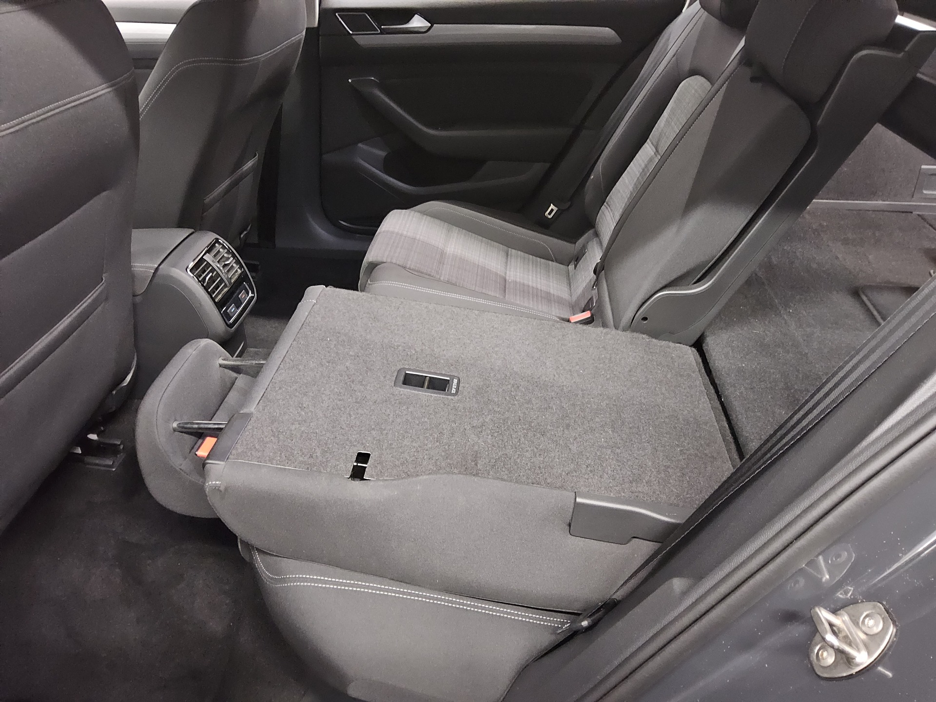 Volkswagen Passat Var. 2.0 TDI Business Navi IQ.Light AID 12