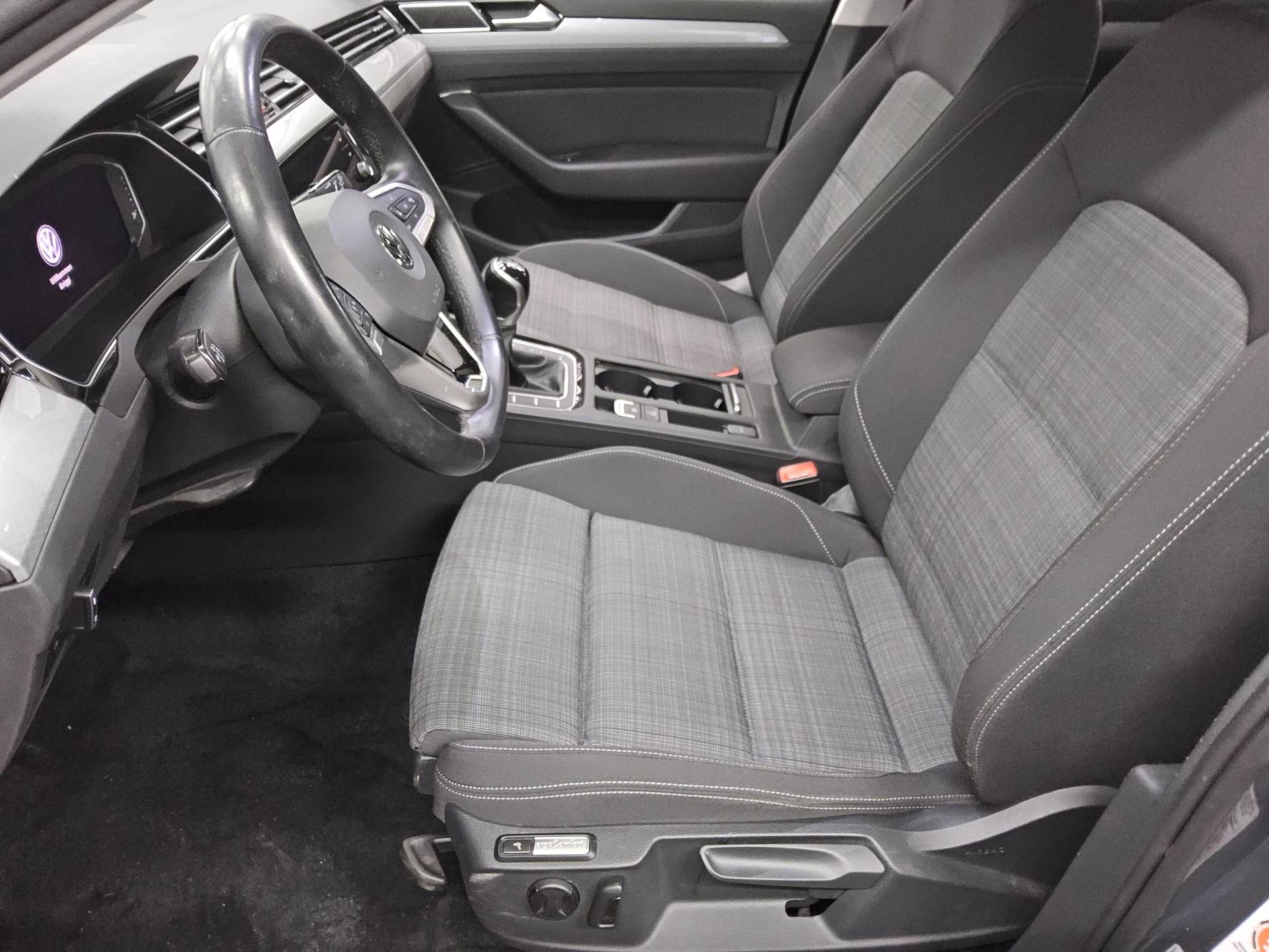 Volkswagen Passat Var. 2.0 TDI Business Navi IQ.Light AID 8