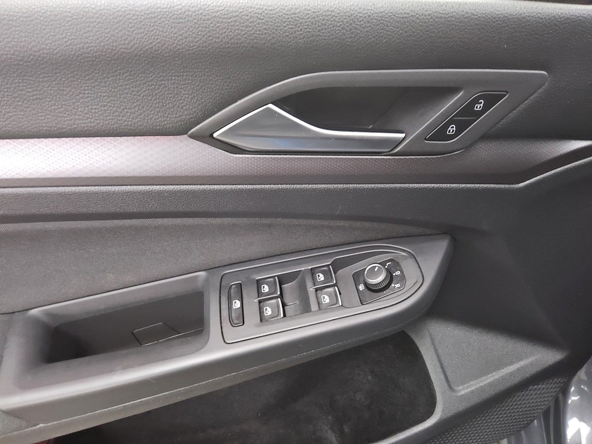 Volkswagen Golf-8 Var. 2.0 TDI Active Navi DC LED ACC 10