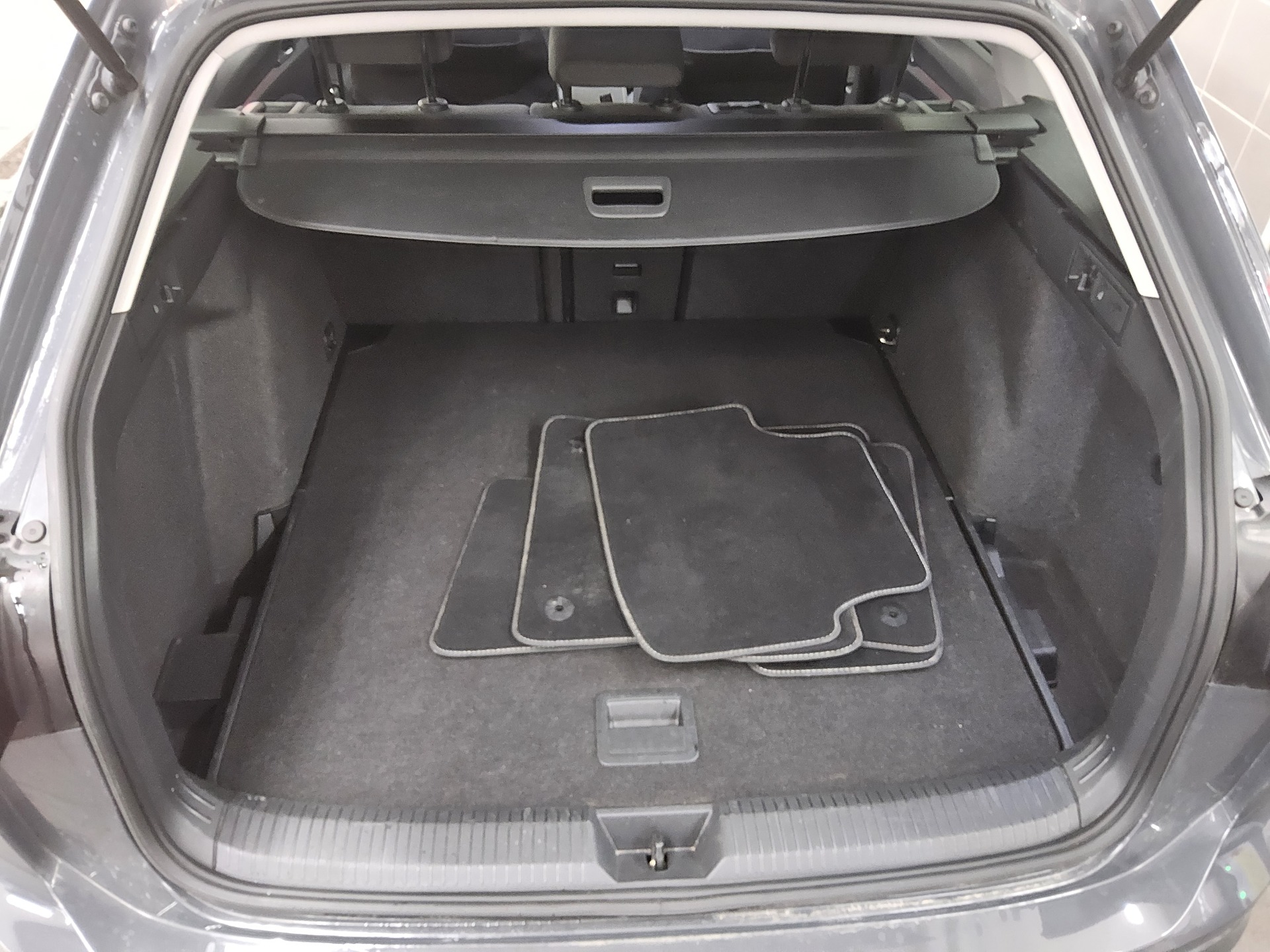 Volkswagen Golf-8 Var. 2.0 TDI Active Navi DC LED ACC 12