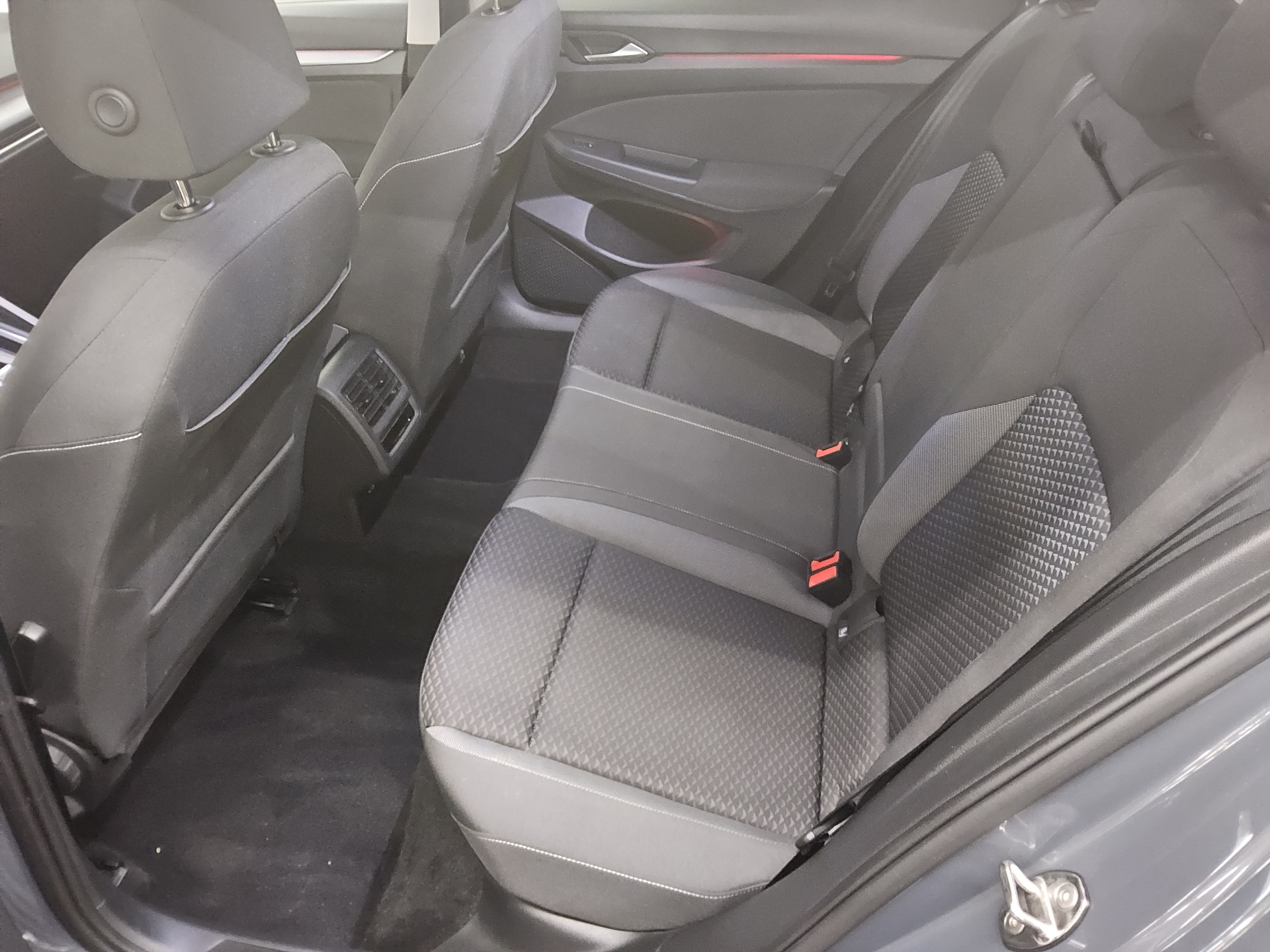 Volkswagen Golf-8 Var. 2.0 TDI Active Navi DC LED ACC 13