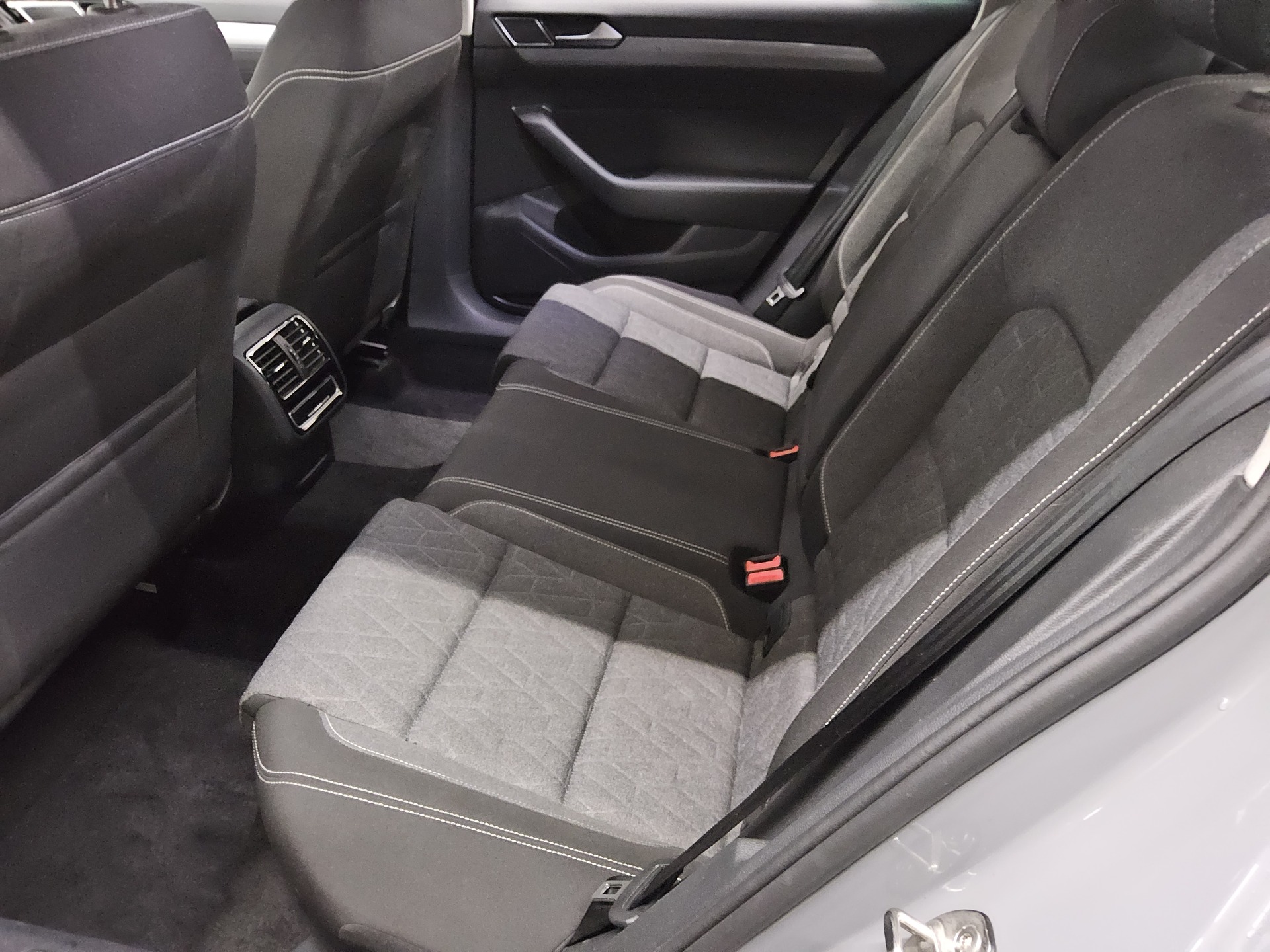 Volkswagen Passat Var. 2.0 TDI Business Navi RfK LED ACC 13