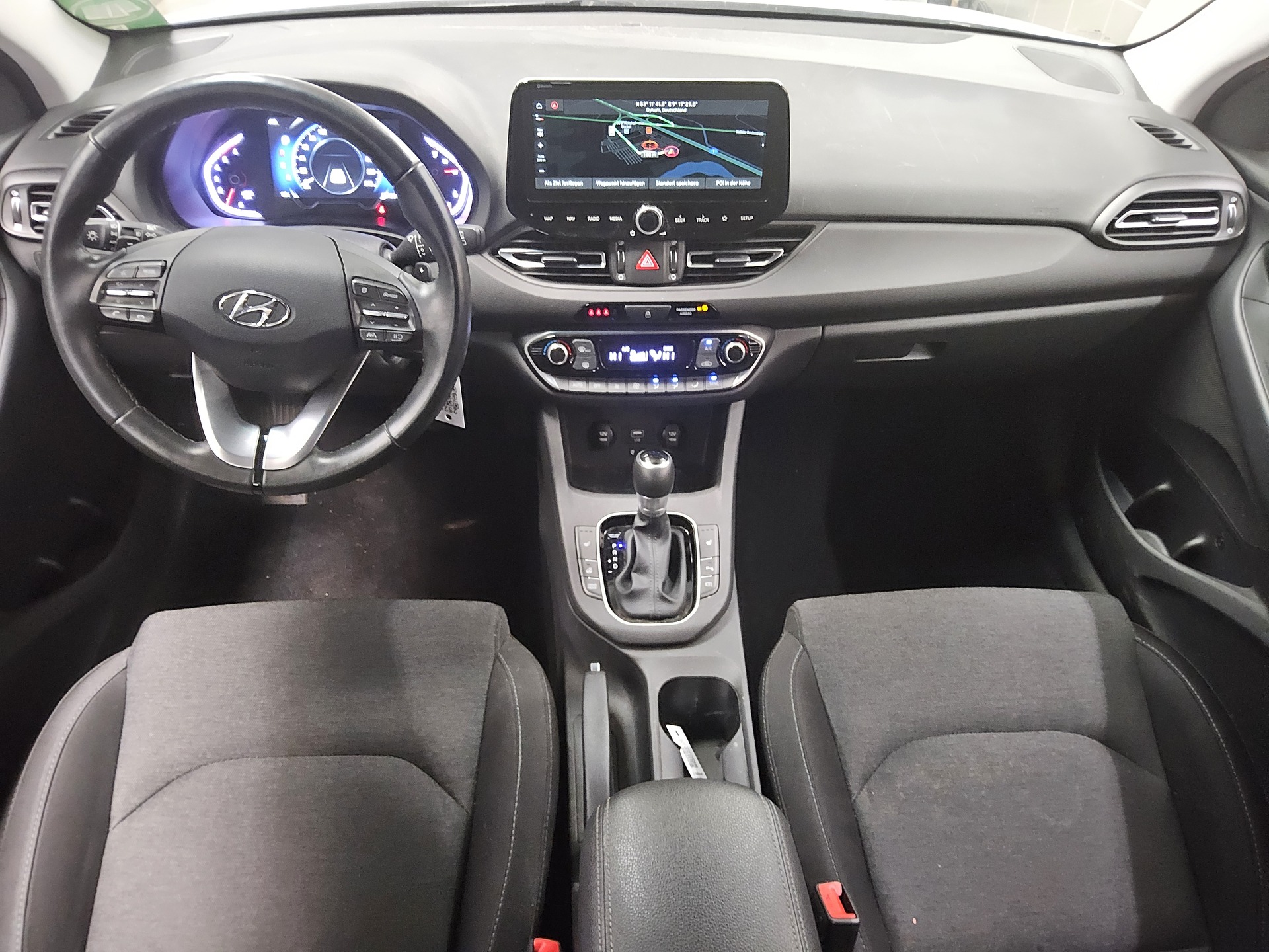 Hyundai i30 1.6 CRDI Intro Ed. Navi LED RfK PDC Shz BT 5