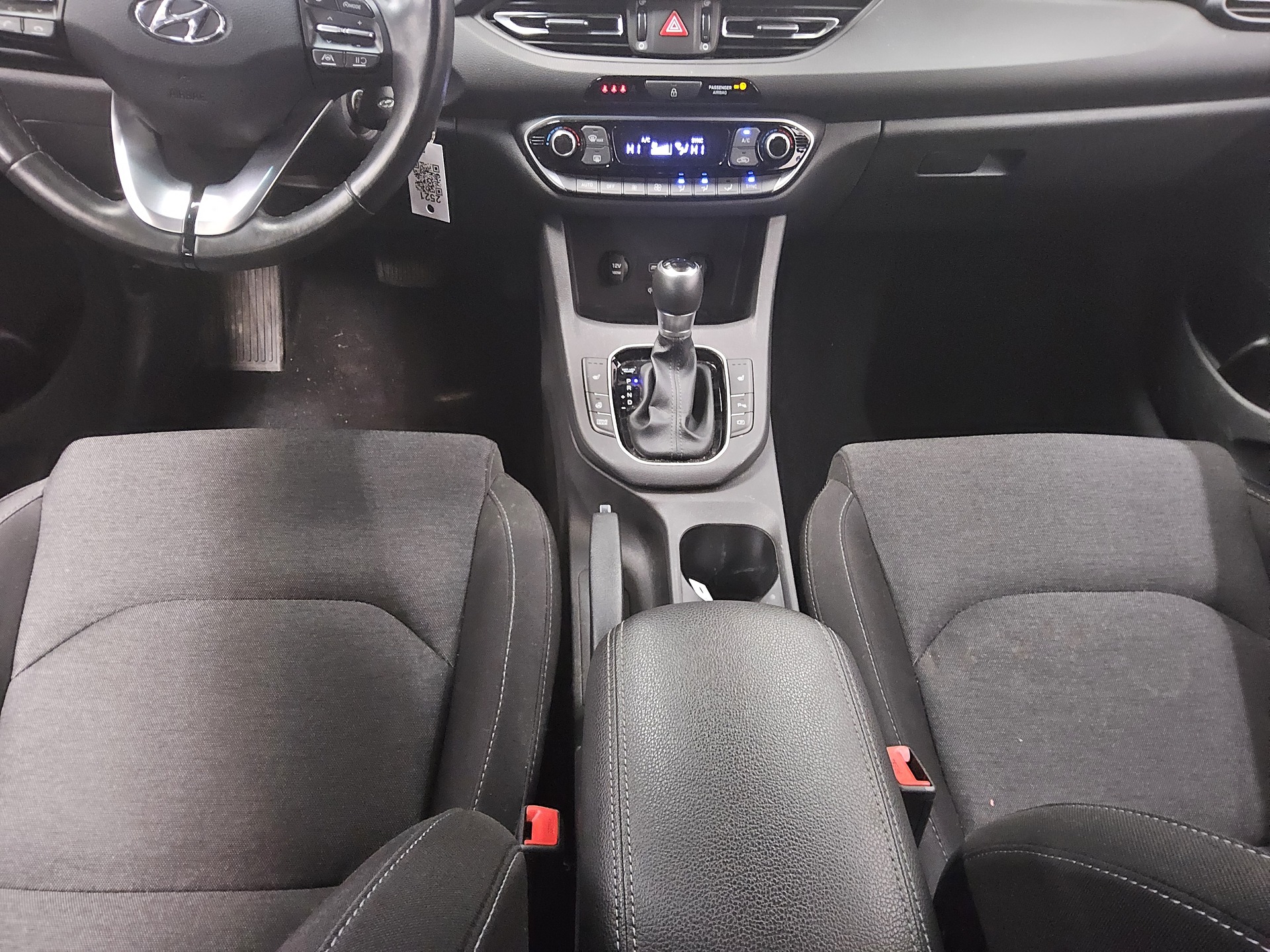 Hyundai i30 1.6 CRDI Intro Ed. Navi LED RfK PDC Shz BT 6