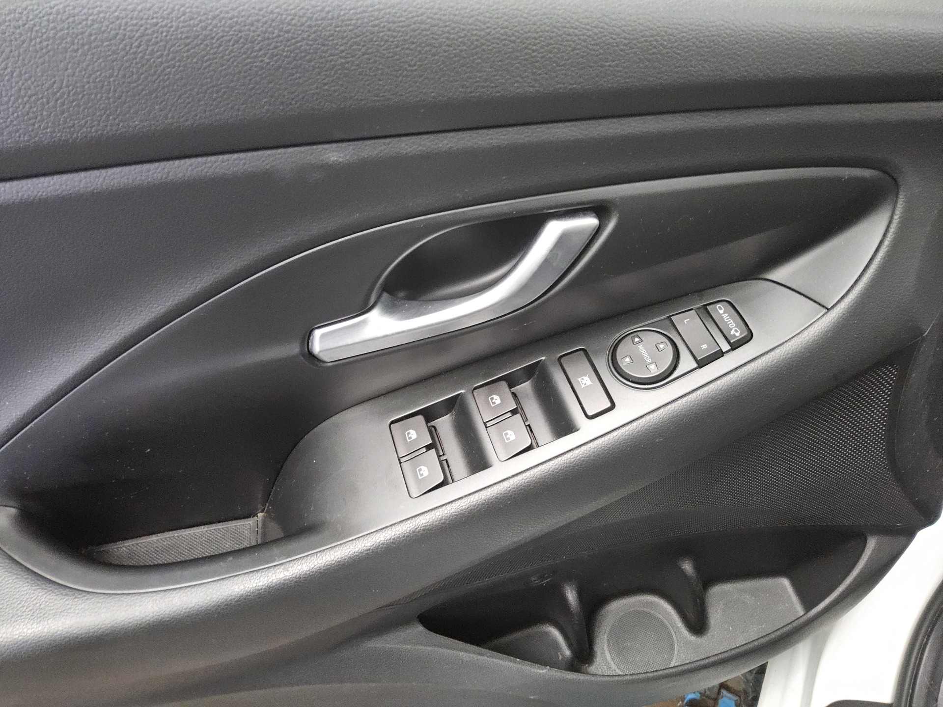 Hyundai i30 1.6 CRDI Intro Ed. Navi LED RfK PDC Shz BT 9