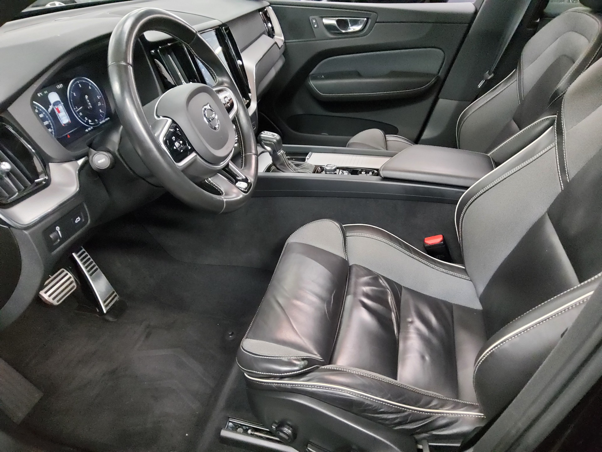 Volvo XC60 D4 R-Design T-Leder Navi LED Pano AHK StHzg 9