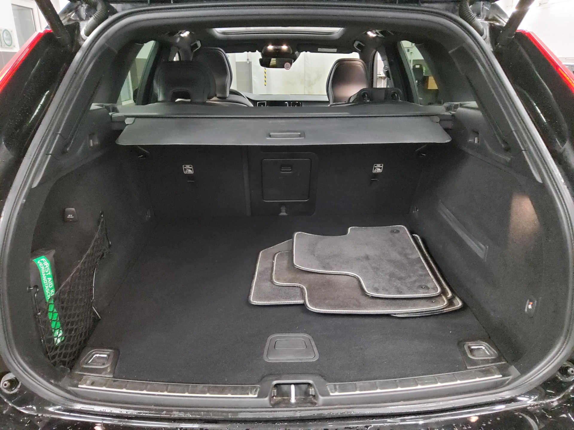 Volvo XC60 D4 R-Design T-Leder Navi LED Pano AHK StHzg 12