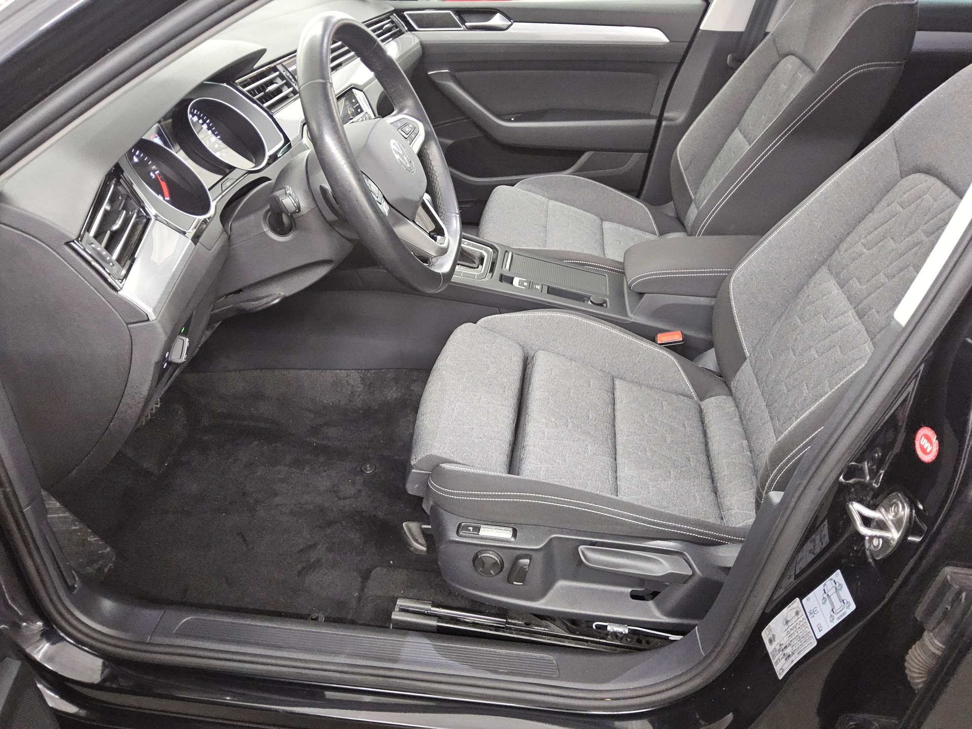 Volkswagen Passat Var. 2.0 TDI Business Navi LED Pano Sthzg 8