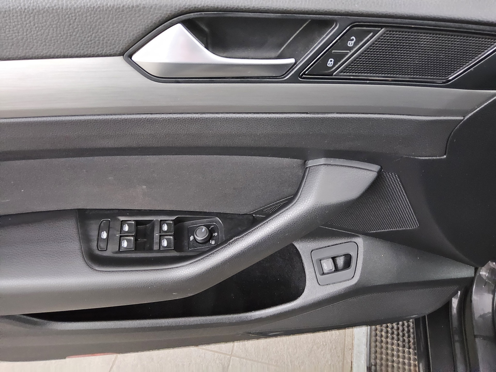 Volkswagen Passat Var. 2.0 TDI Navi LED AHK RFK 9