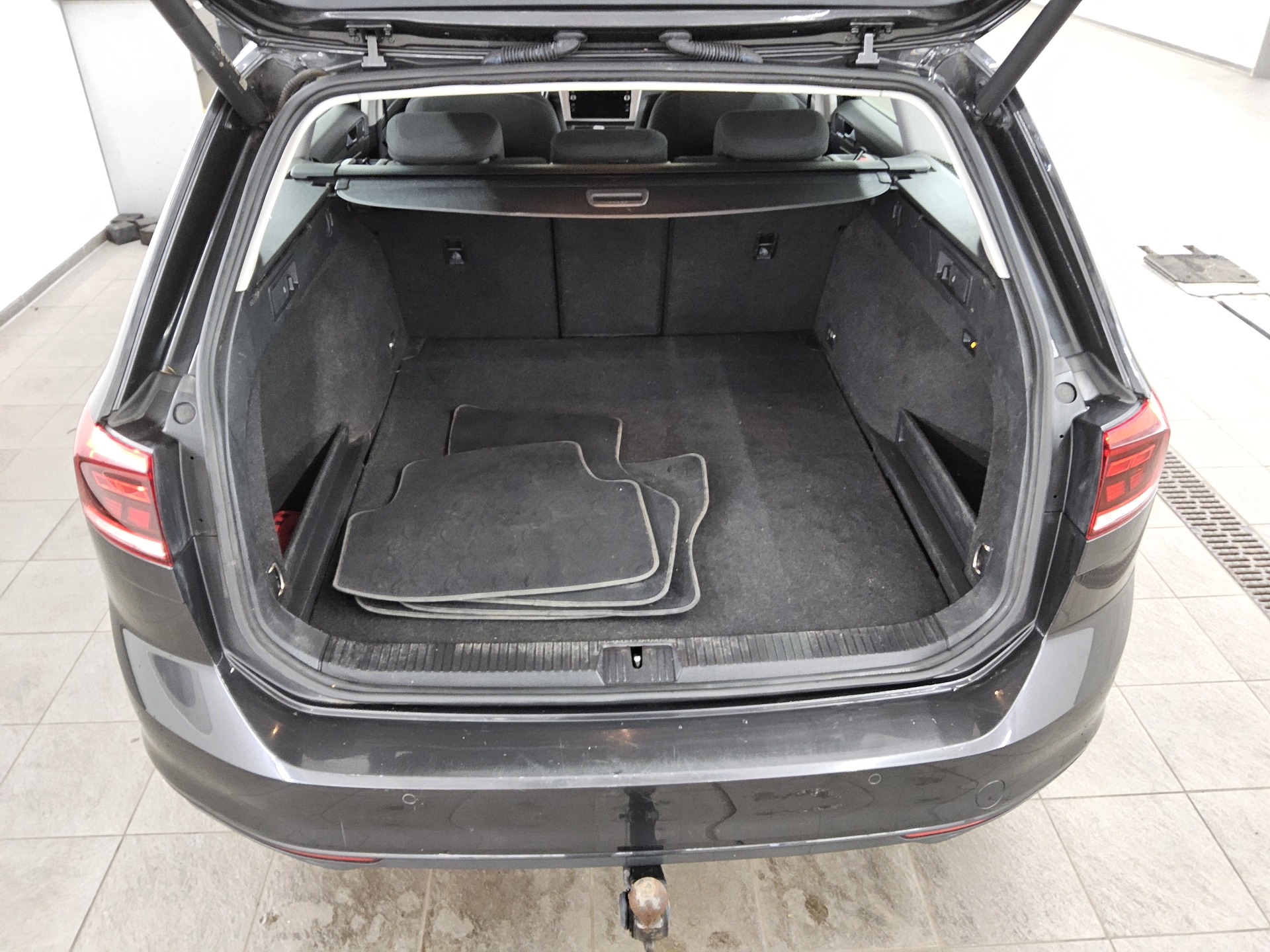 Volkswagen Passat Var. 2.0 TDI Navi LED AHK RFK 11