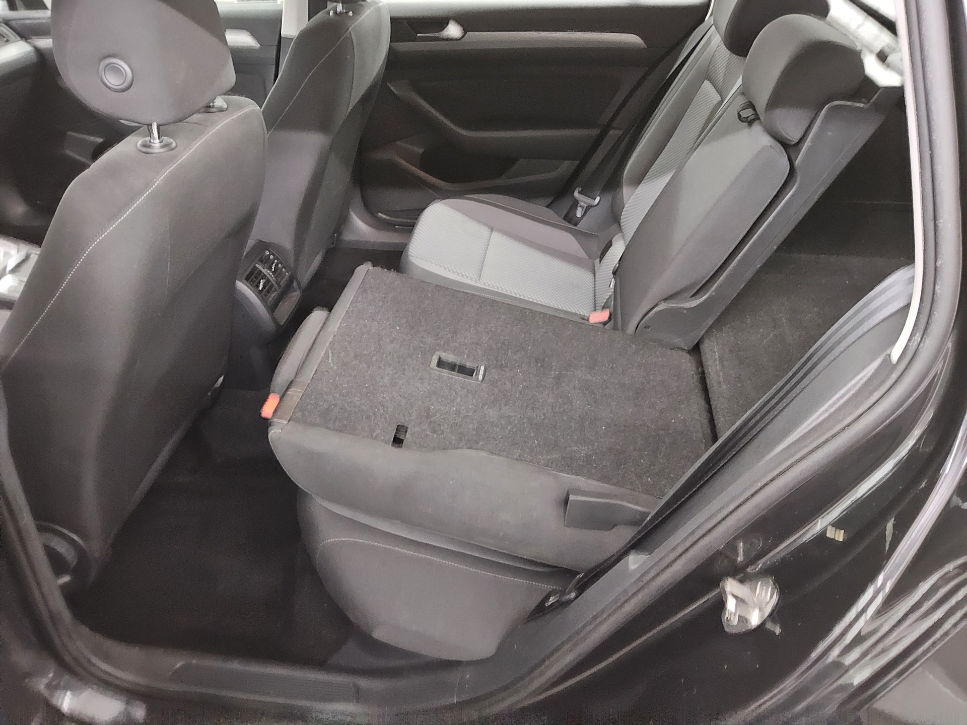 Volkswagen Passat Var. 2.0 TDI Navi LED AHK RFK 12