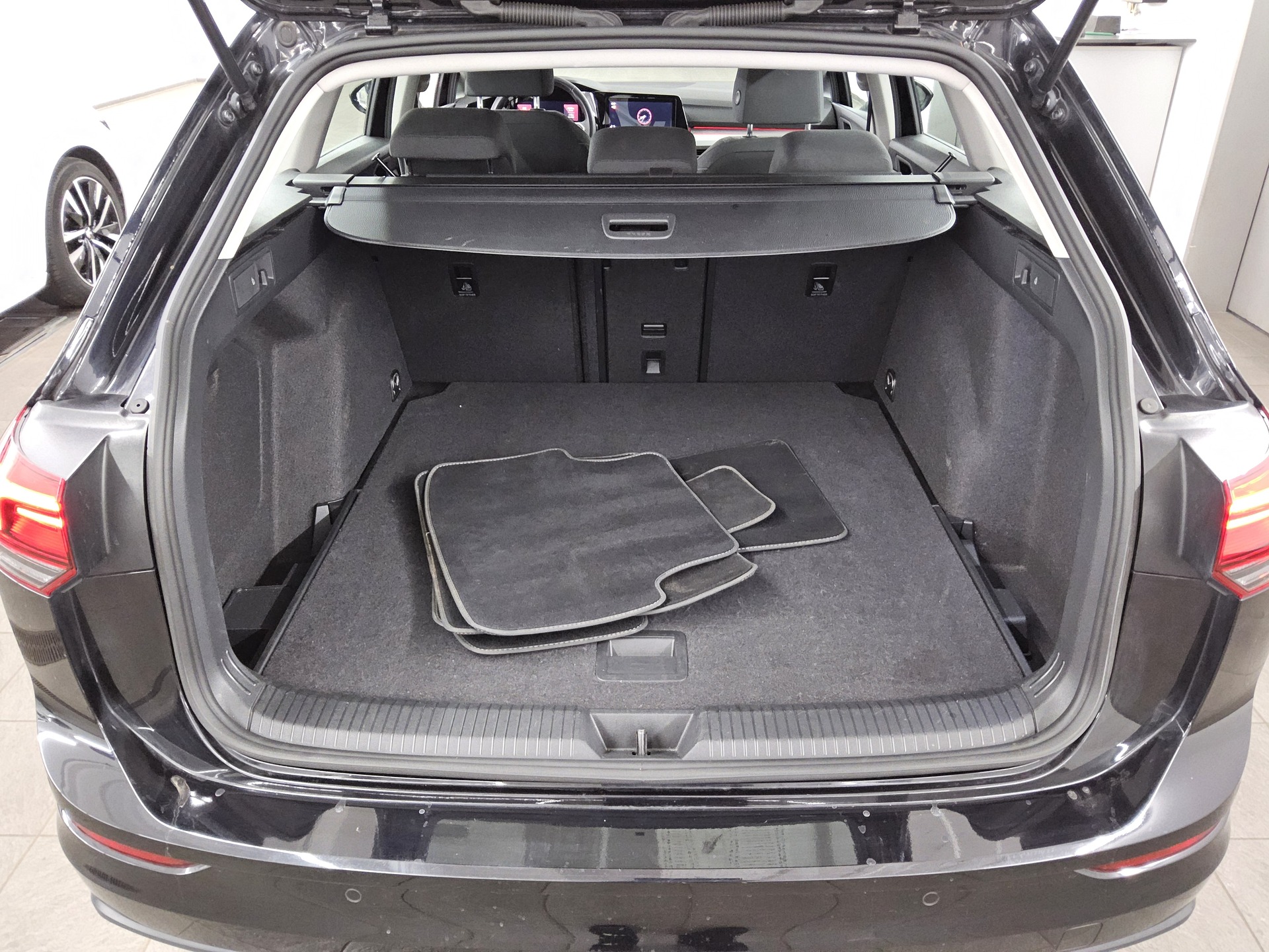 Volkswagen Golf-8 Var. 2.0 TDI Life Navi DC LED+ ACC 12