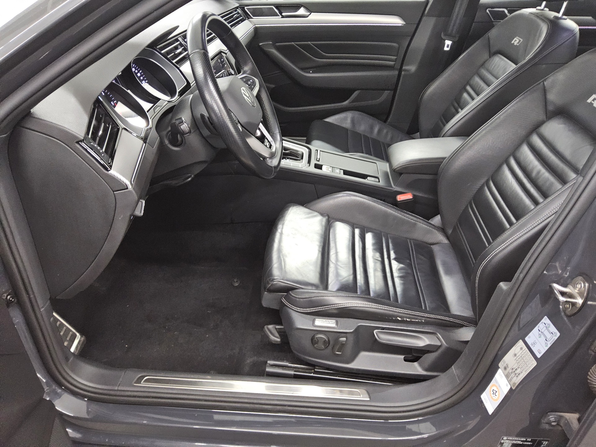 Volkswagen Passat Var. 2.0 TDI R-Line Leder Navi Matrix AHK 8