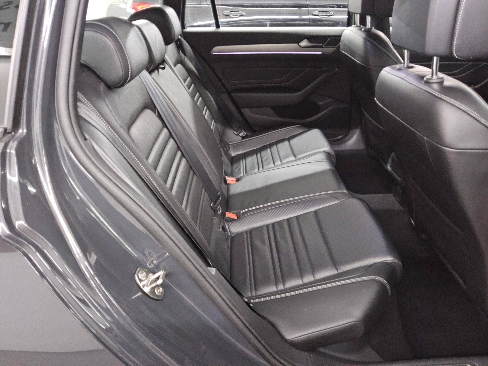 Volkswagen Passat Var. 2.0 TDI R-Line Leder Navi Matrix AHK 13