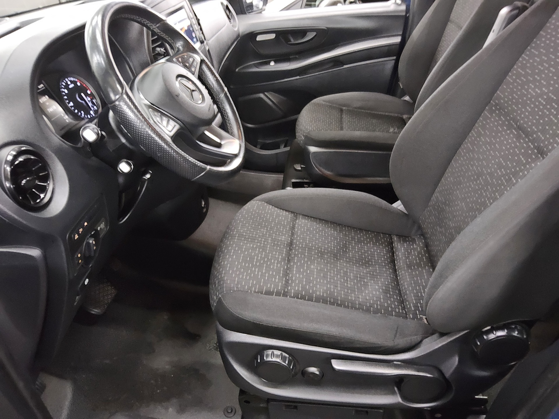 Mercedes-Benz Vito Lang CDI 4x4 Tourer Pro 8-Sitze Navi PDC 8