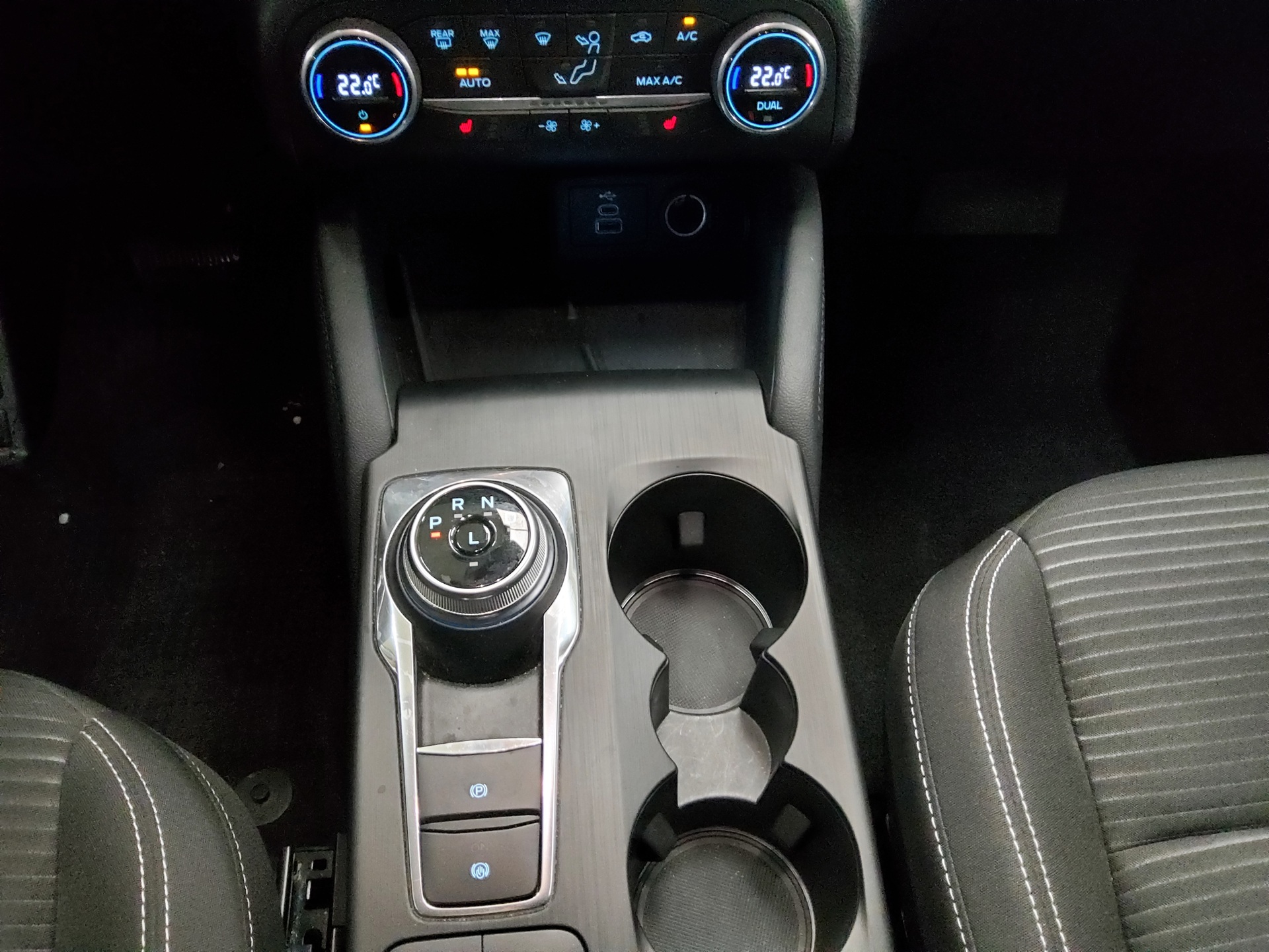 Ford Kuga 2.0 EB Titanium Navi DigiTacho RFK LED 6