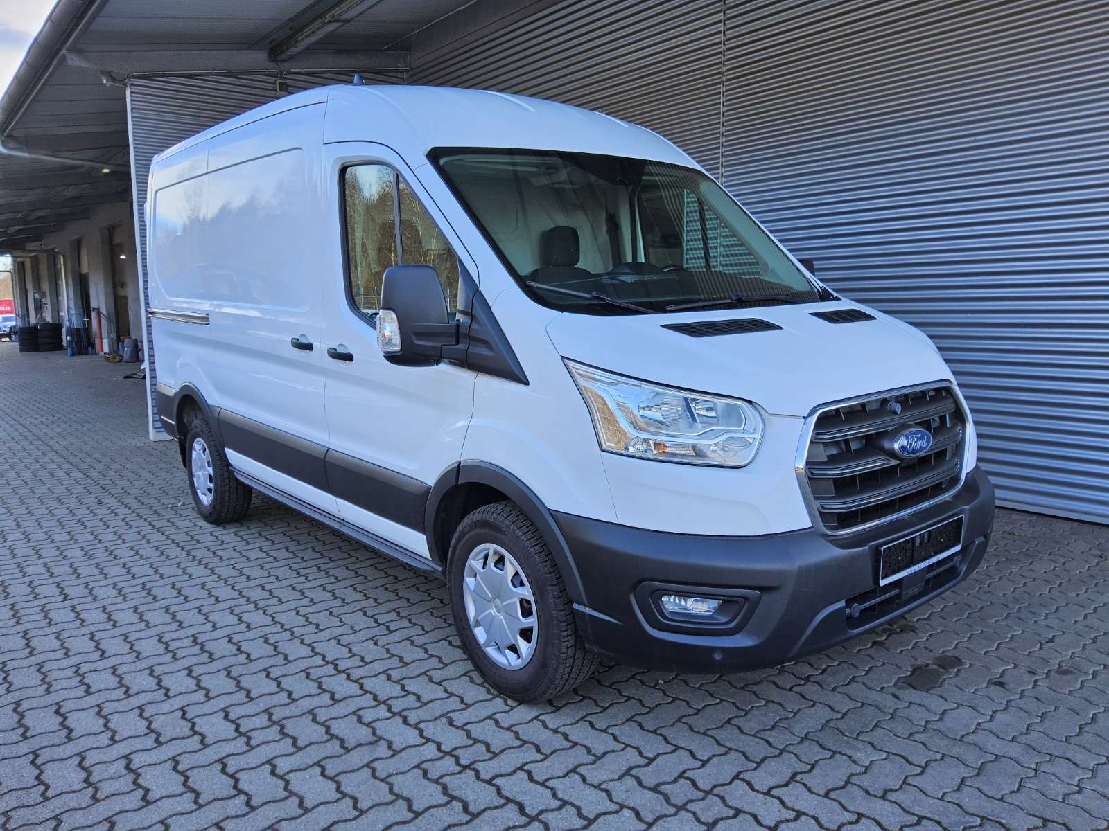 Ford Transit FT 350 L2H2 2.0 TDCi Trend 3-Sitze PDC 2