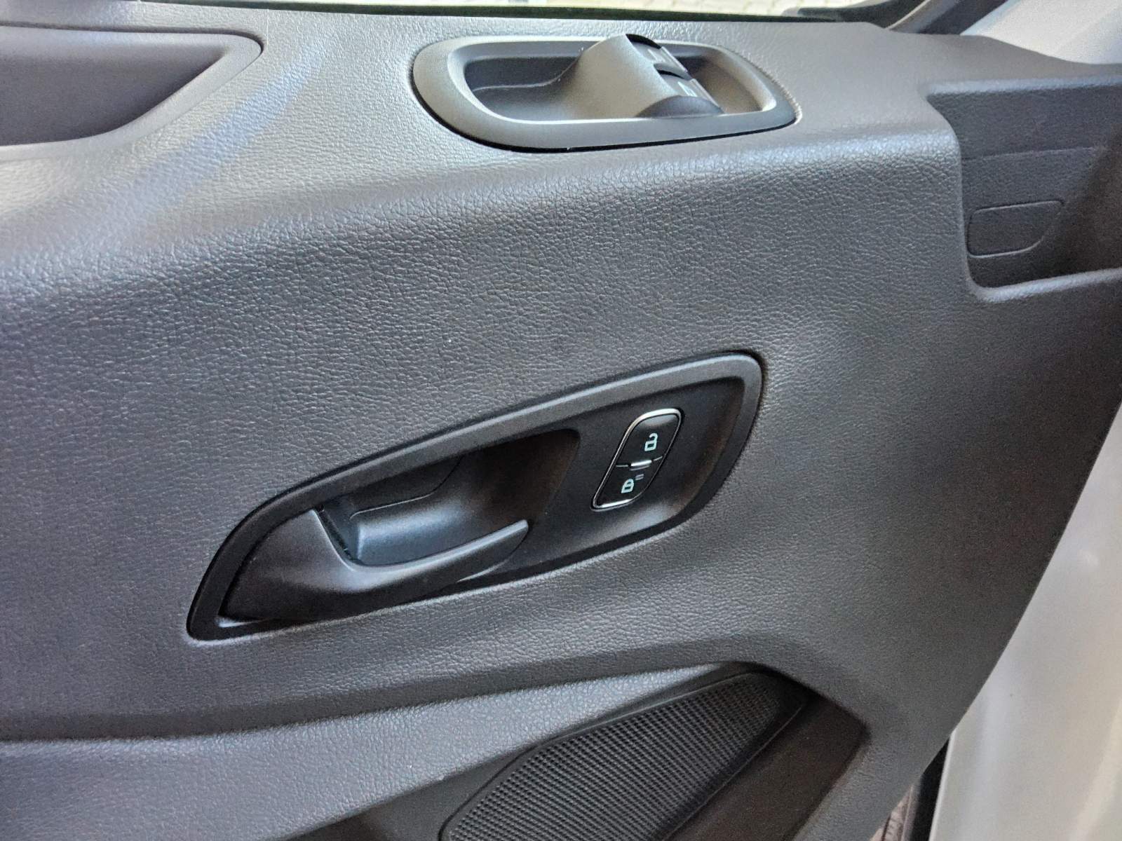 Ford Transit FT 350 L2H2 2.0 TDCi Trend 3-Sitze PDC 9