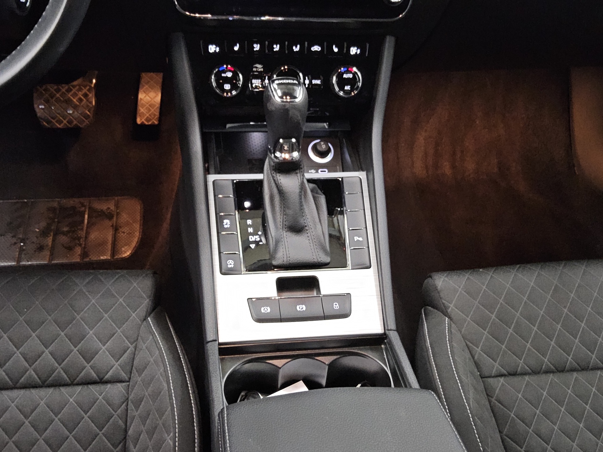 Skoda Superb Kombi 2.0 TDI Ambition Navi LED vc AHK 6