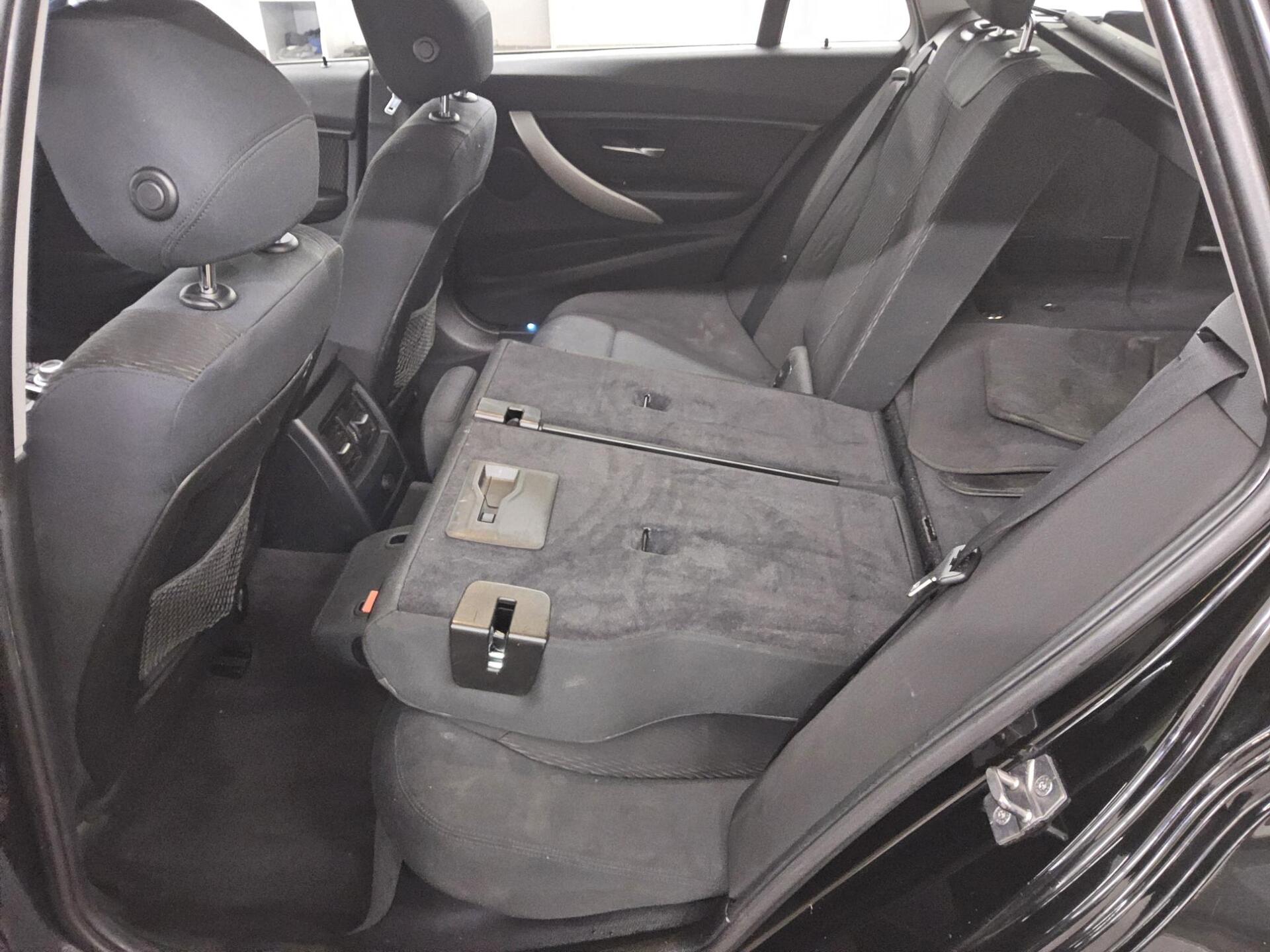 BMW 318d Touring Navi PDC SHZ 12