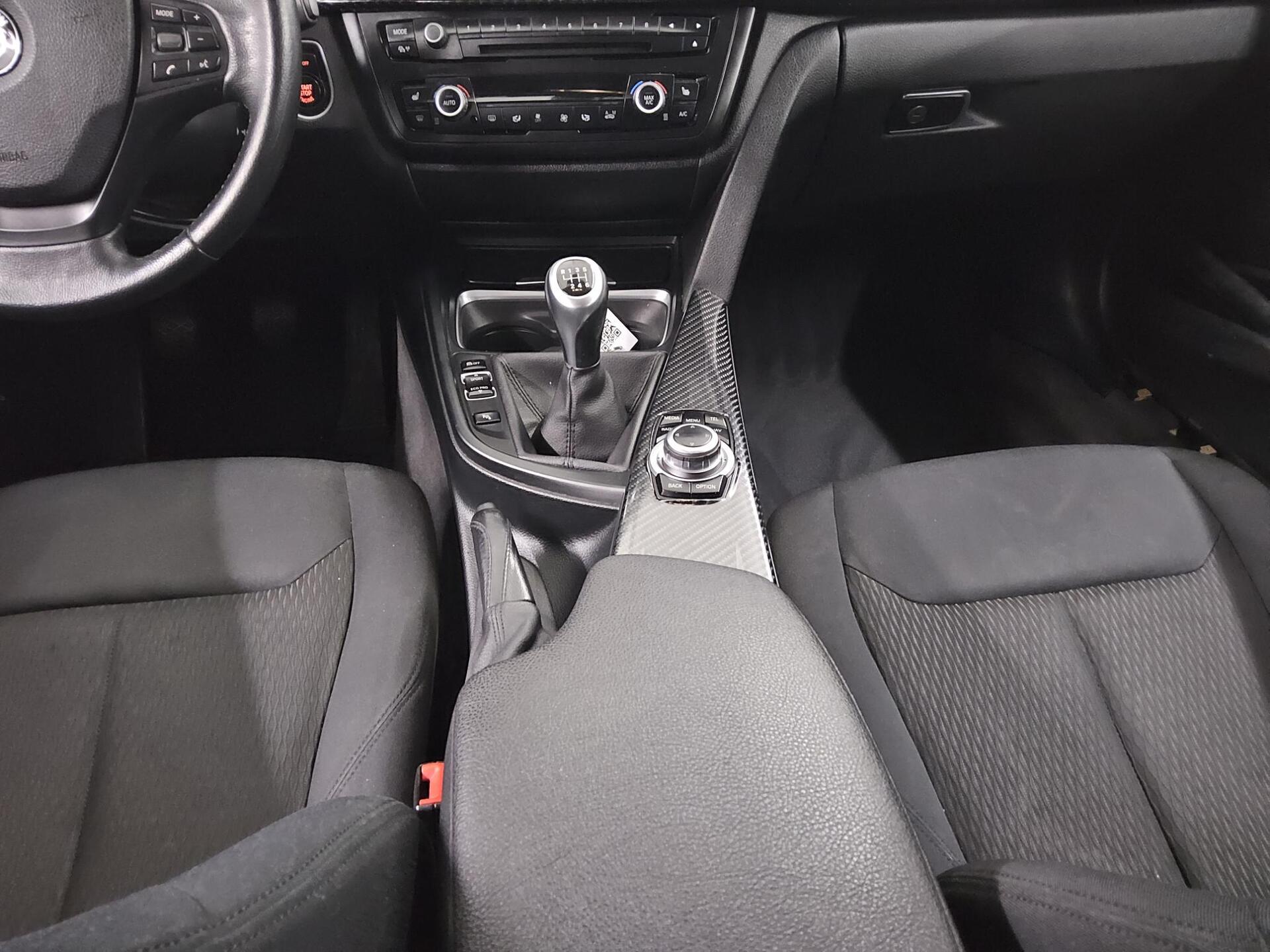 BMW 318d Touring Navi PDC SHZ 6