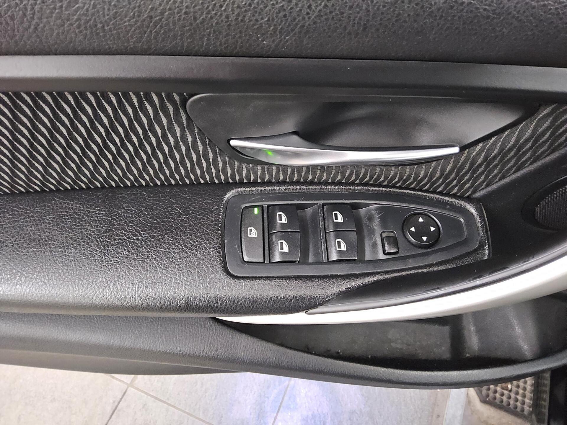 BMW 318d Touring Navi PDC SHZ 9