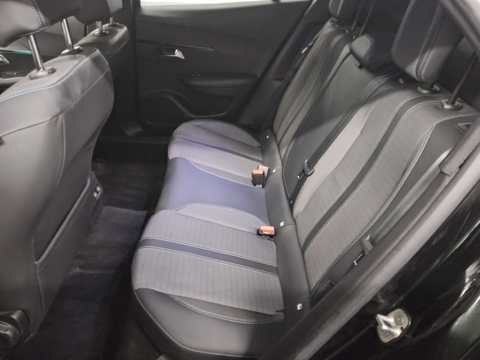 Peugeot 2008 1.5 BlueHDi 130 Allure LED Ahk Keyless 13